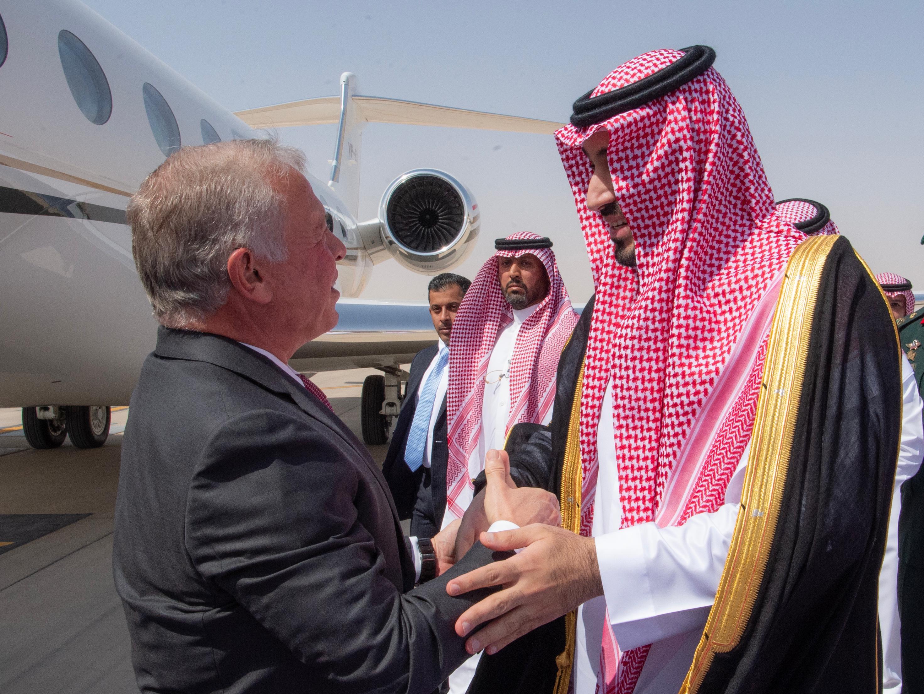 ملك الأردن يصل الرياض وفي استقباله سمو ولي العهد 