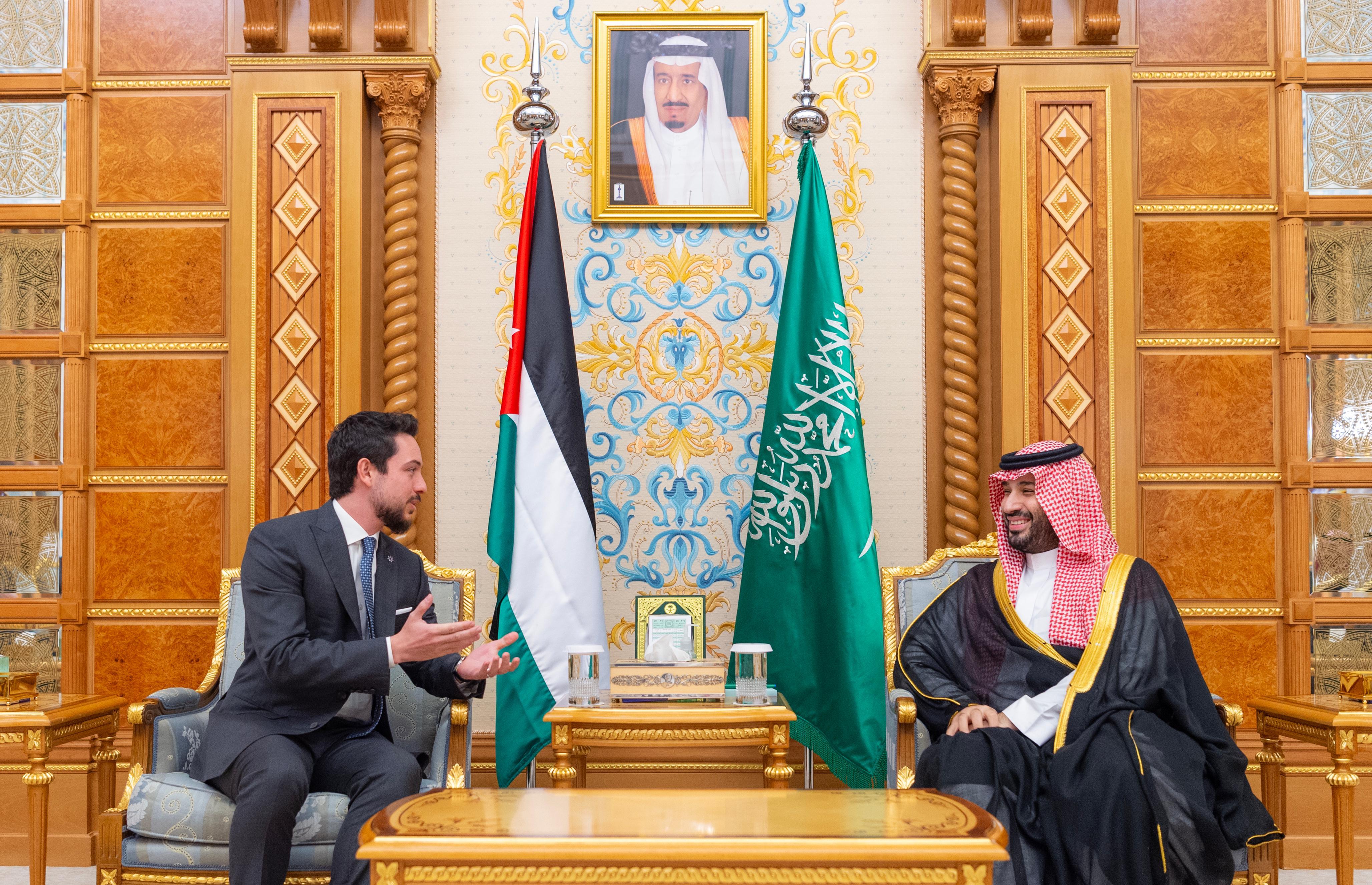 ولي العهد يلتقي الأمير الحسين بن عبدالله الثاني 