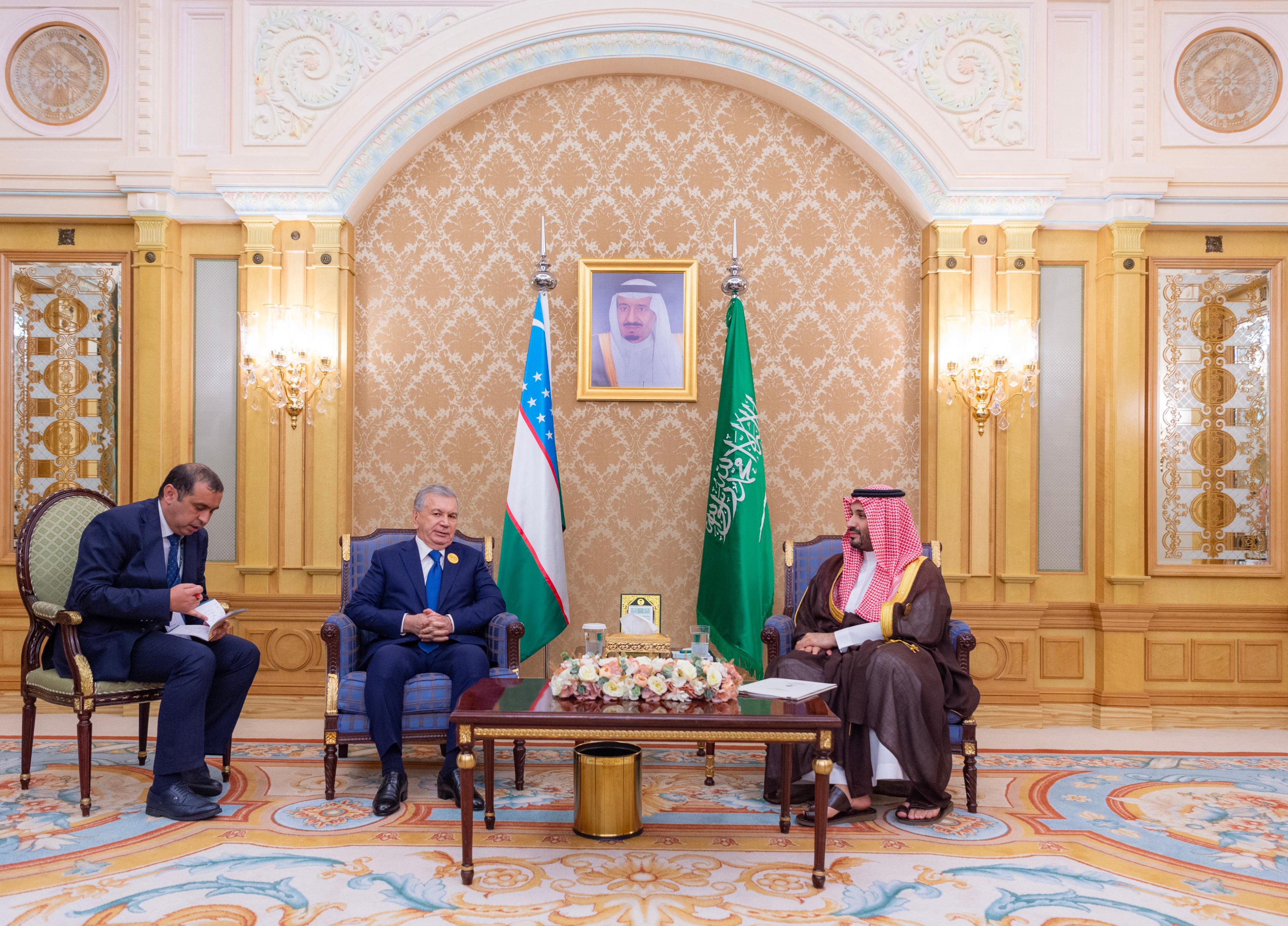 ولي العهد يلتقي رئيس جمهورية أوزبكستان 