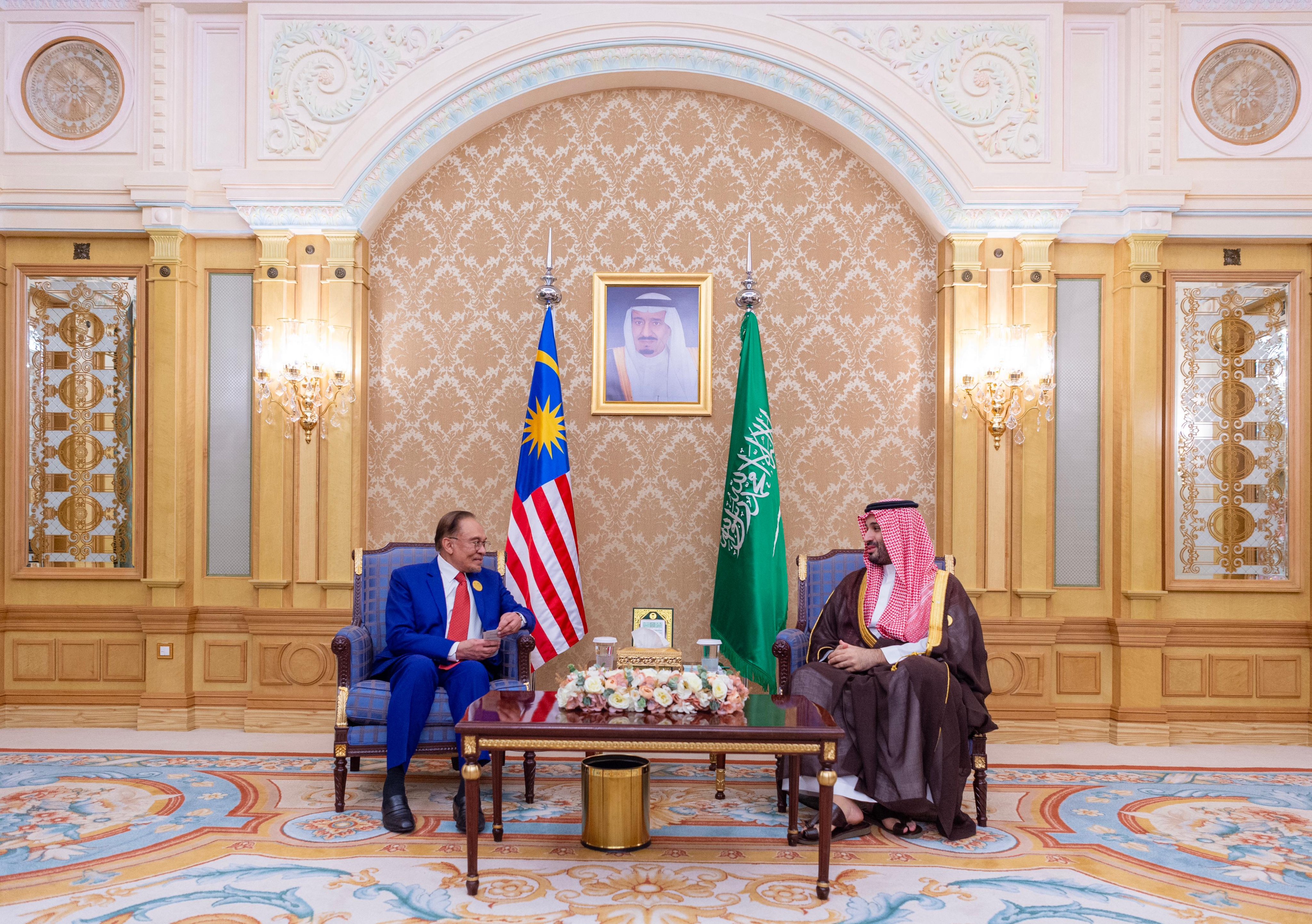 ولي العهد يلتقي رئيس الوزراء الماليزي 