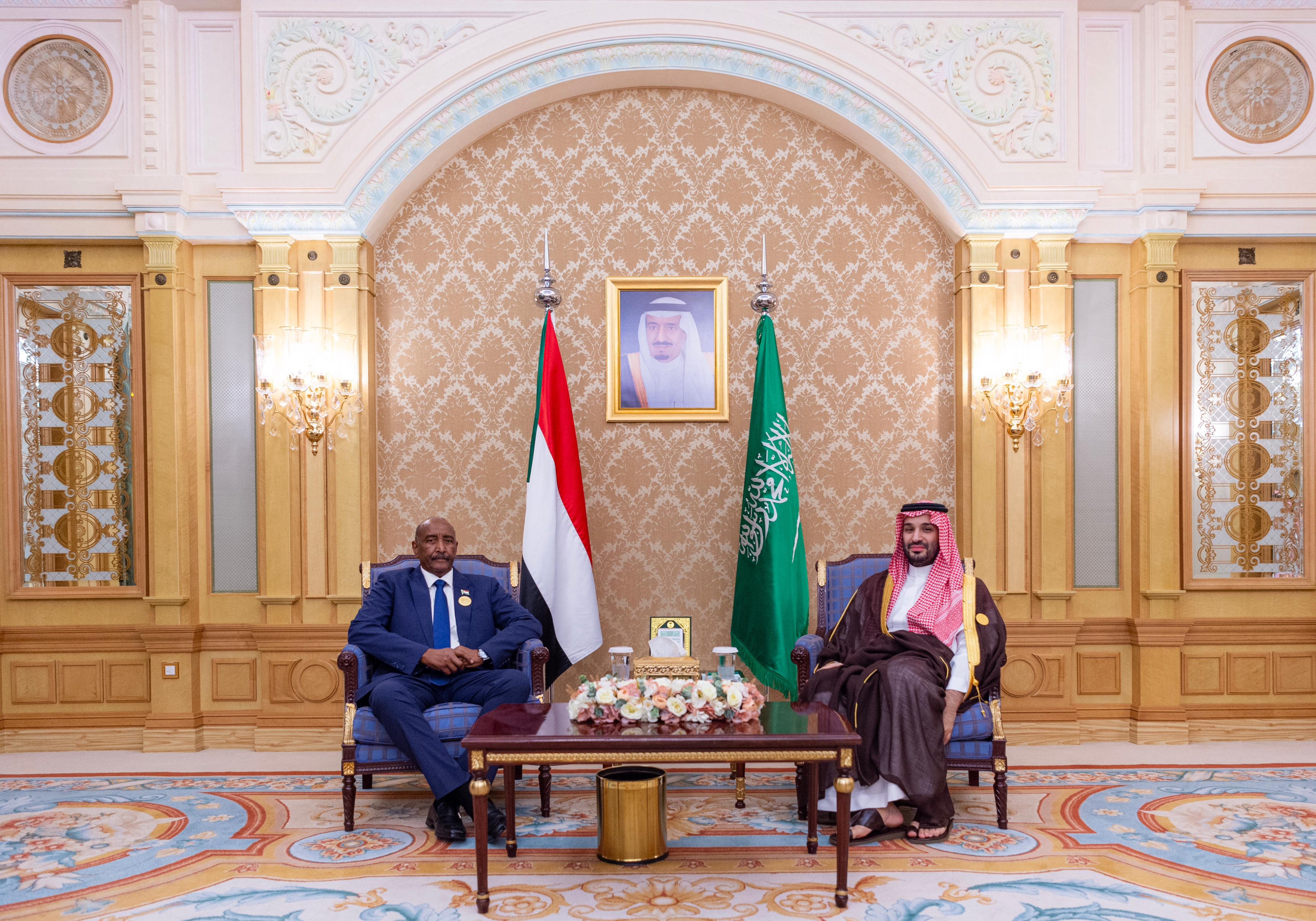 ولي العهد يلتقي رئيس مجلس السيادة الانتقالي في جمهورية السودان 