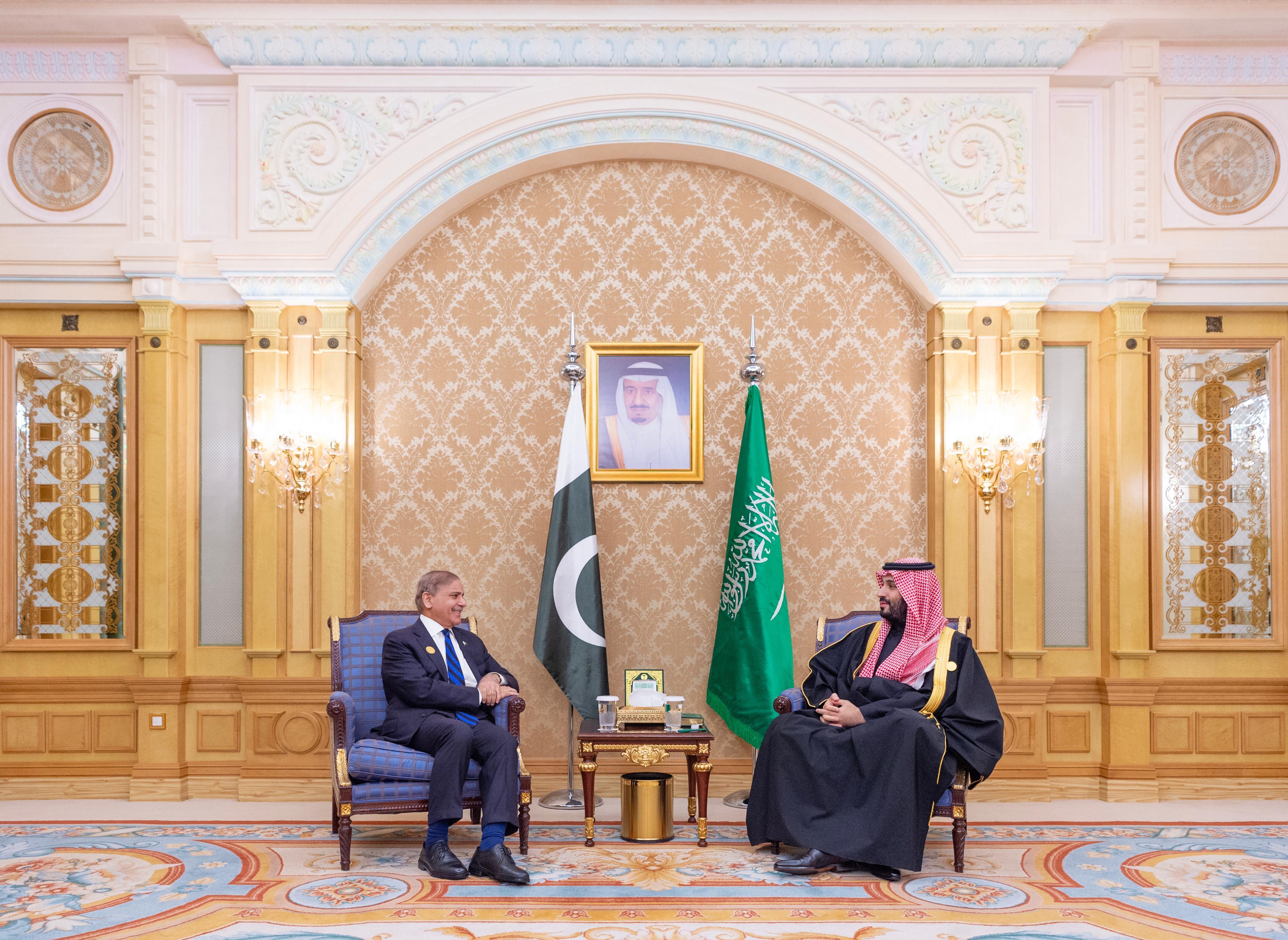ولي العهد يلتقي رئيس وزراء باكستان 