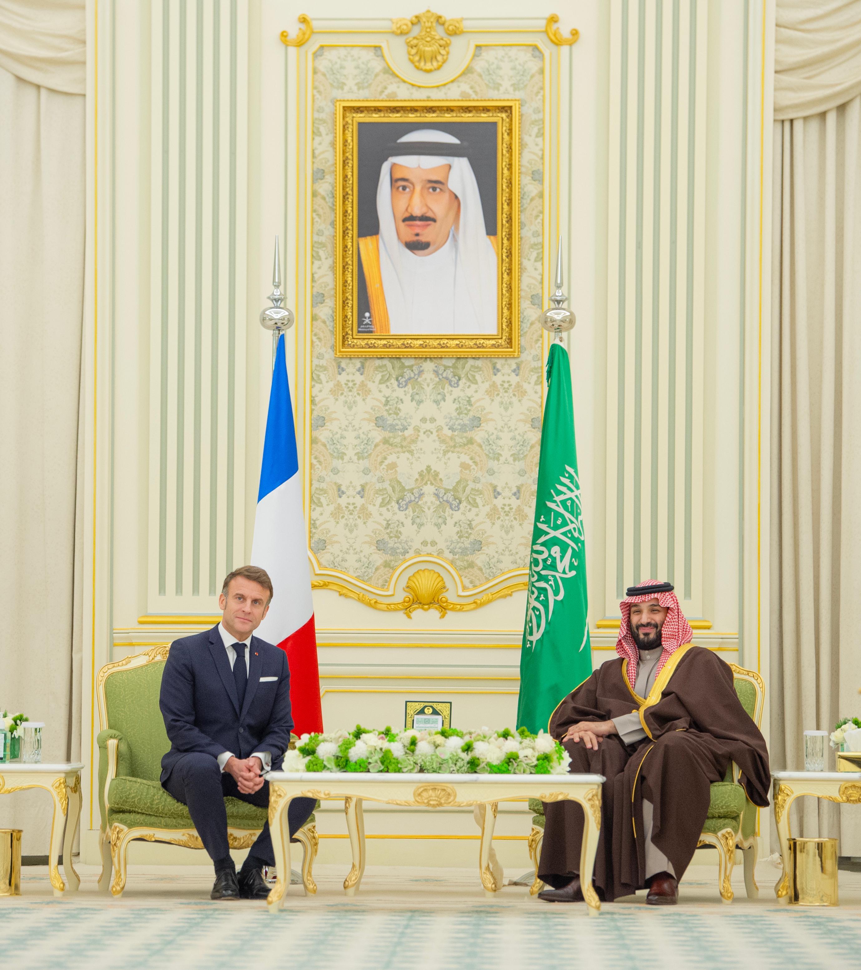ولي العهد يستقبل رئيس الجمهورية الفرنسية ويعقدان لقاءً موسعاً 