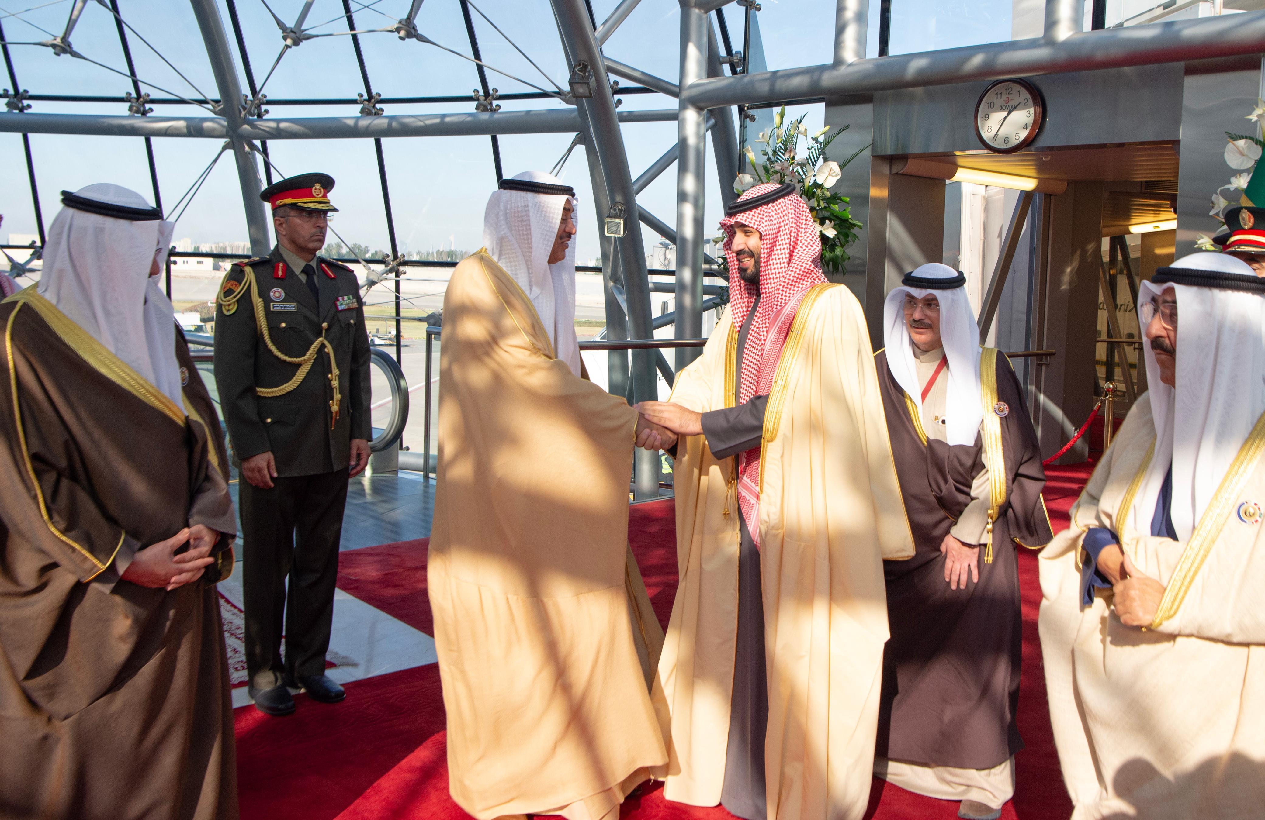 ولي العهد يصل إلى الكويت