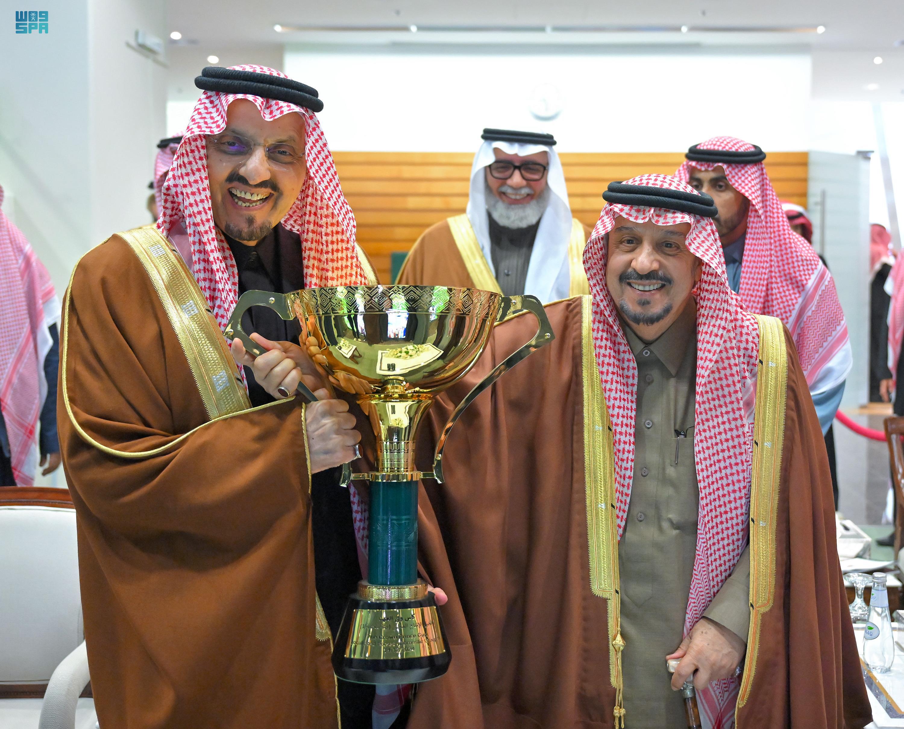 أمير منطقة الرياض يتوج الفائزين بكأسي سمو ولي العهد للخيل المنتَجة محلياً وللإنتاج والمستورد