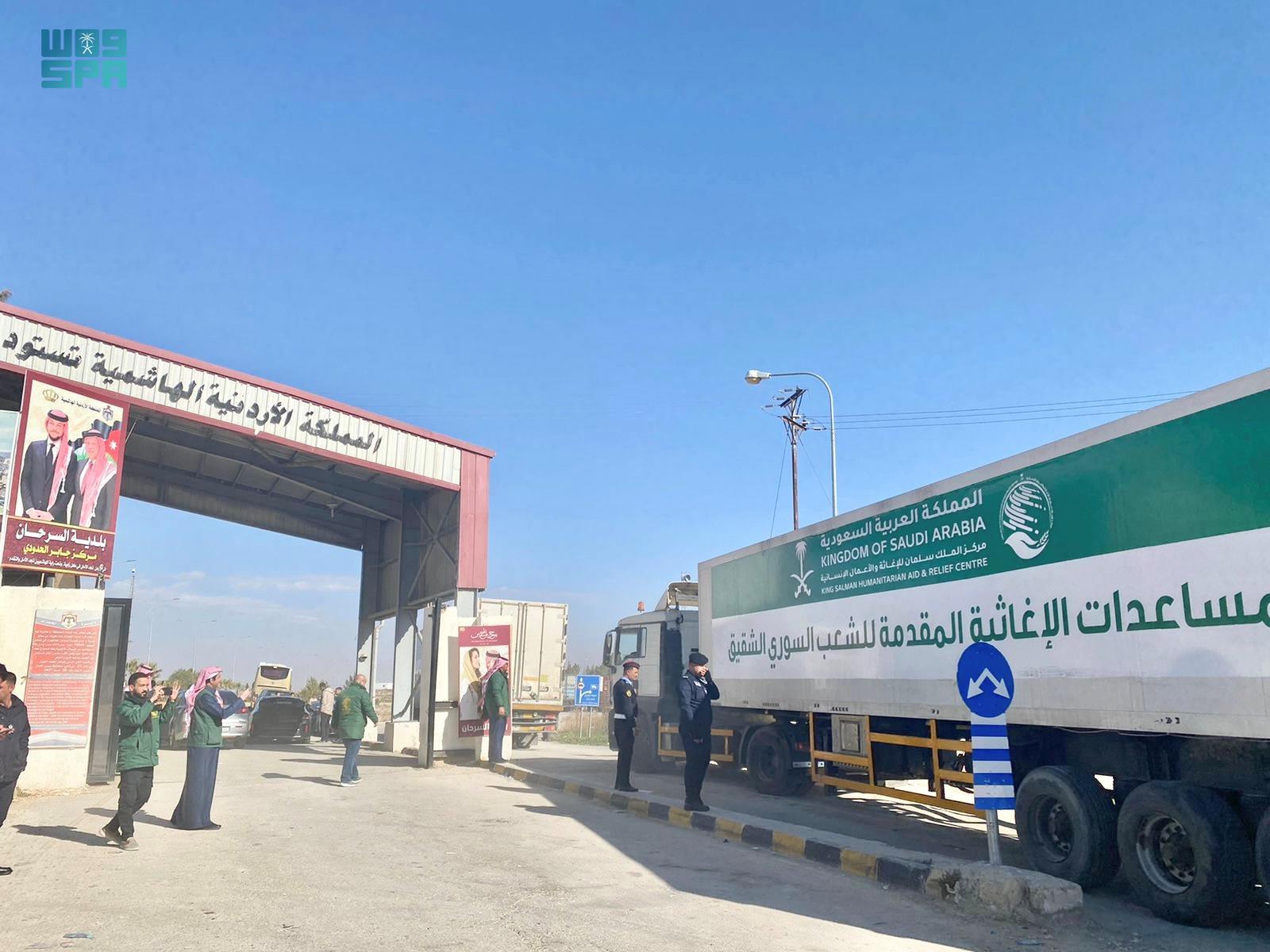 عبور أولى طلائع الجسر البري الإغاثي السعودي لمساعدة الشعب السوري بمنفذ جابر الأردني