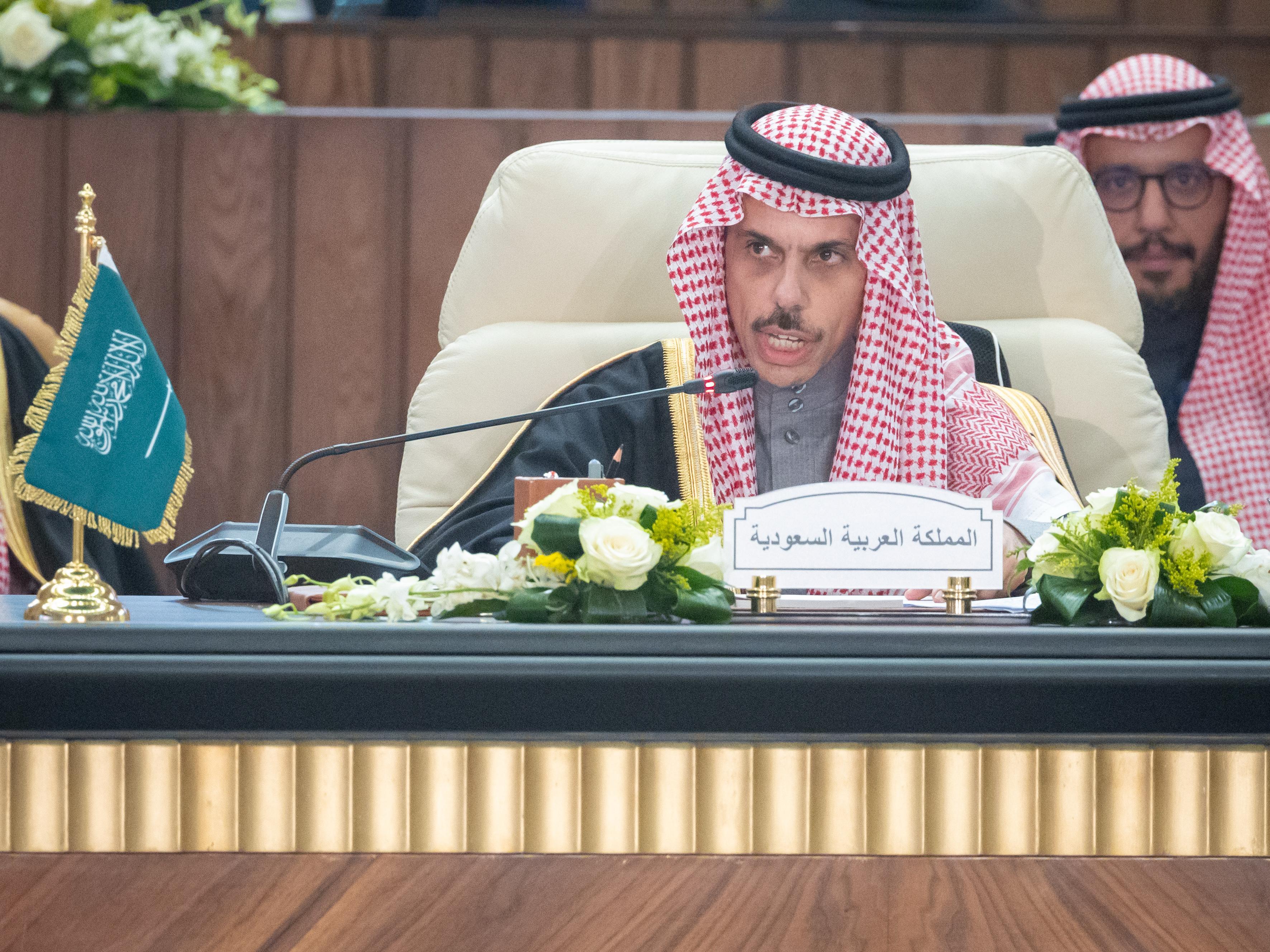 وزير الخارجية يرأس وفد المملكة في القمة العربية غير العادية في القاهرة