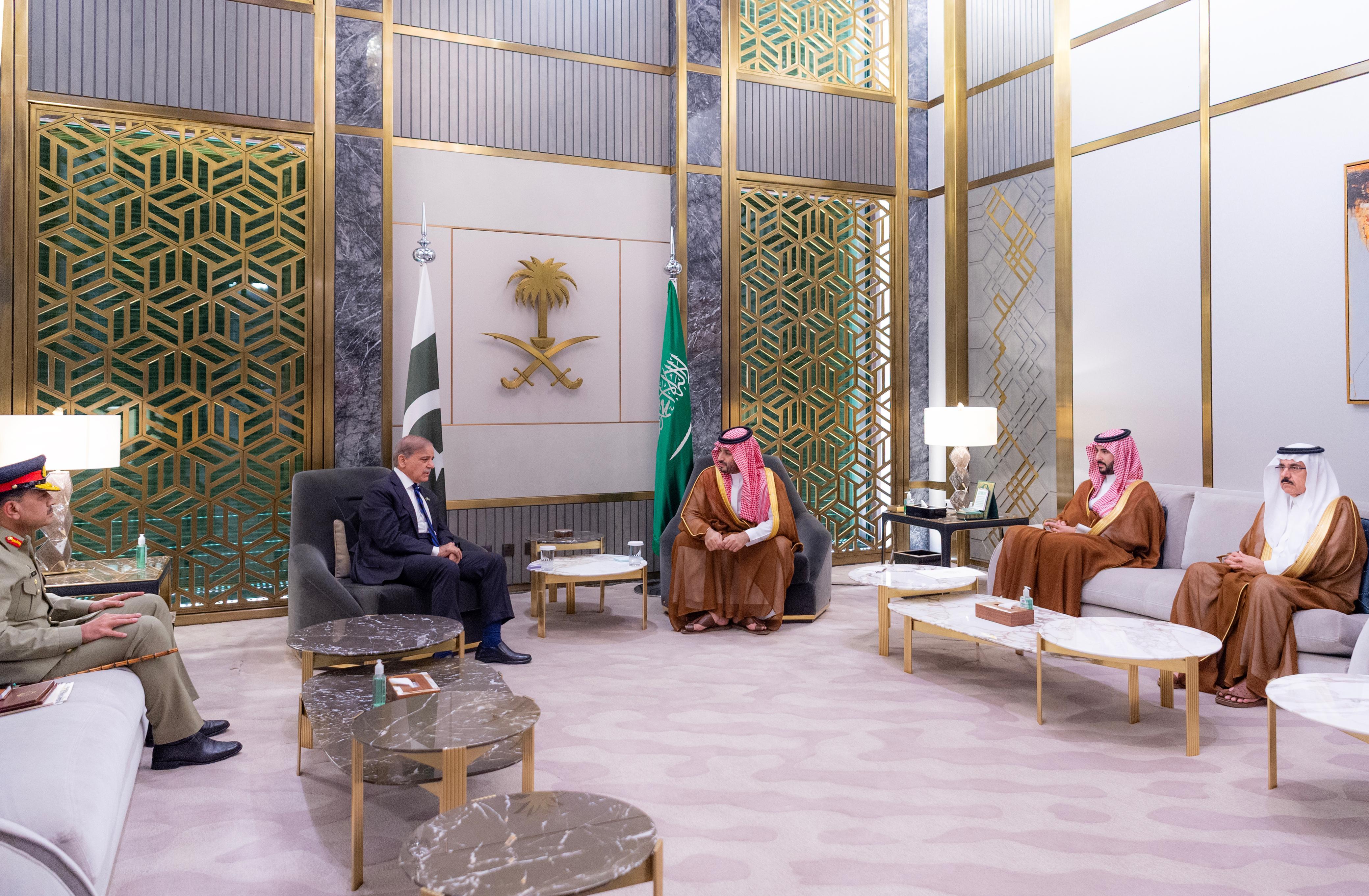 ولي العهد يجتمع برئيس الوزراء الباكستاني ويستعرضان العلاقات التاريخية وآفاق التعاون الثنائي
