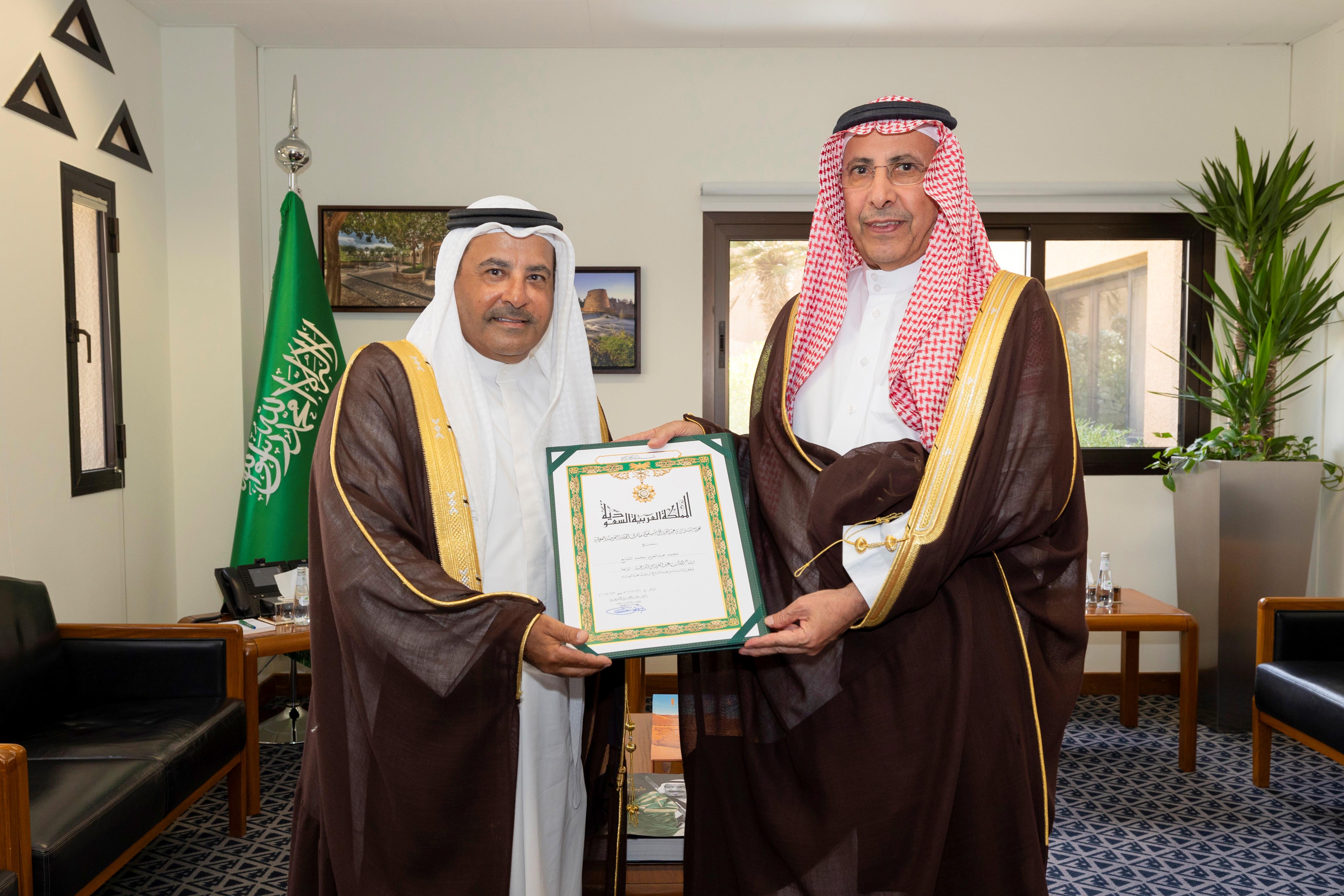 منح الفوزان والشايع وسام الملك عبدالعزيز من الدرجة الرابعة