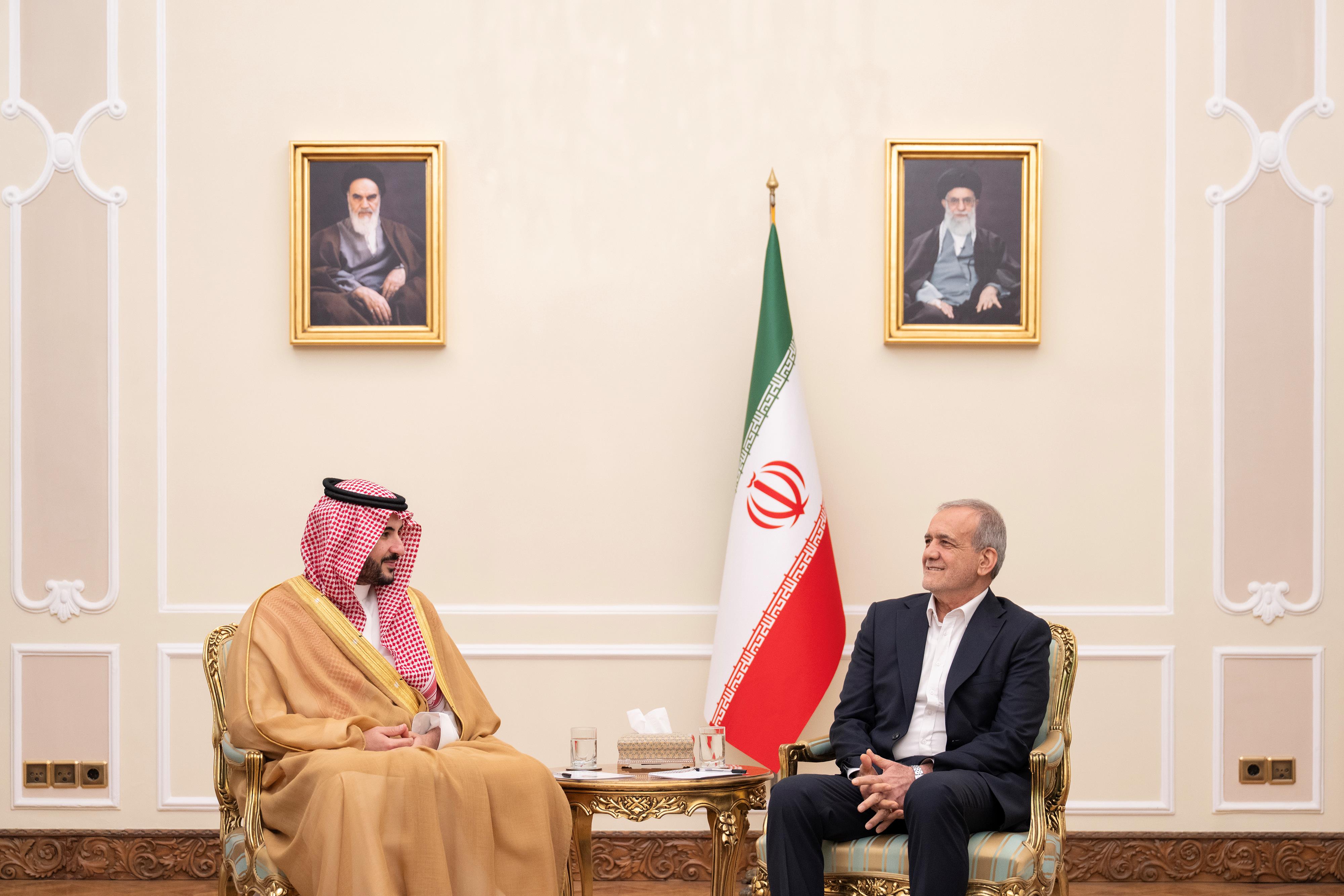 وزير الدفاع يلتقي رئيس الجمهورية الإسلامية الإيرانية