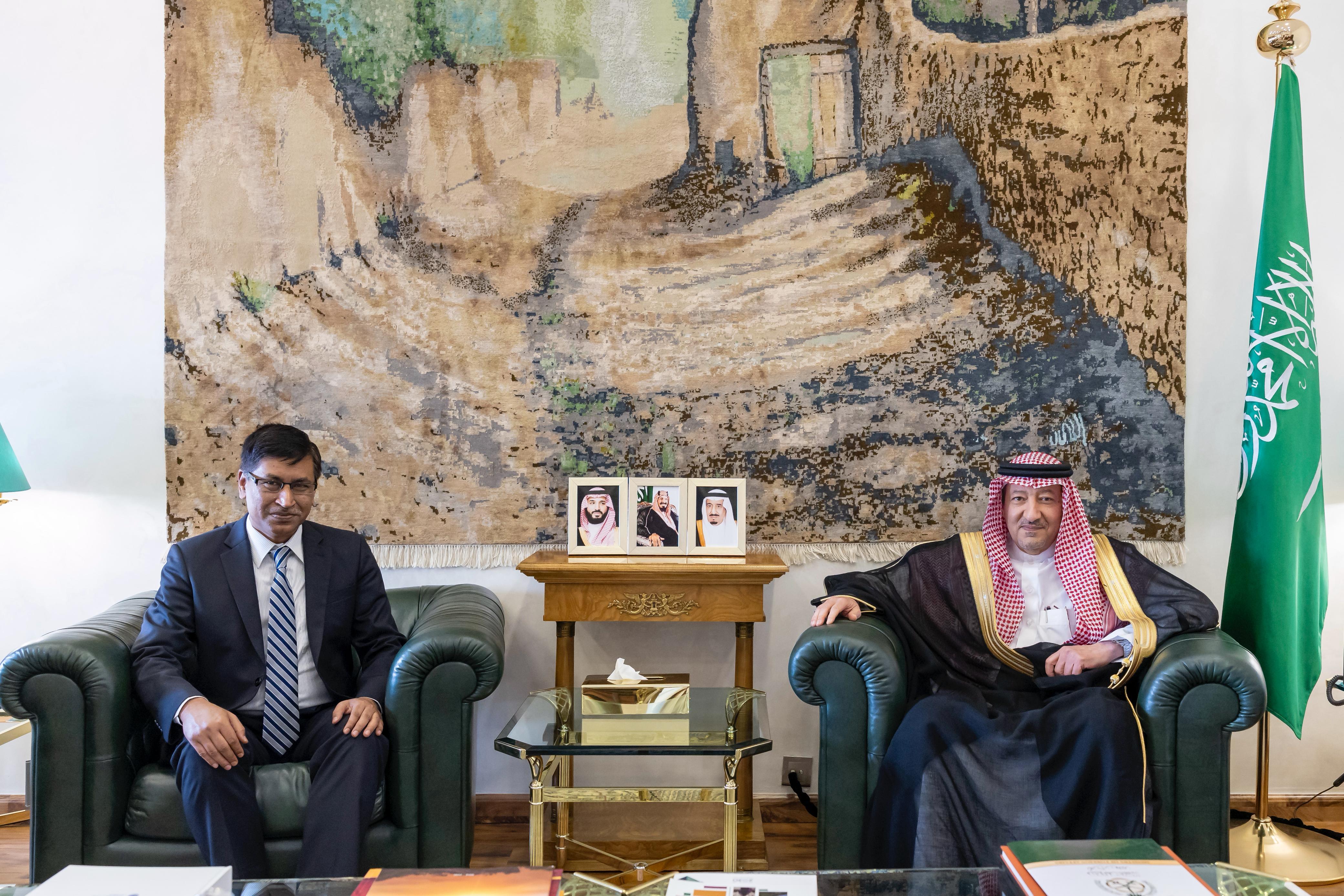 ولي العهد يتلقى رسالة خطية من رئيس الحكومة المؤقتة في بنغلاديش