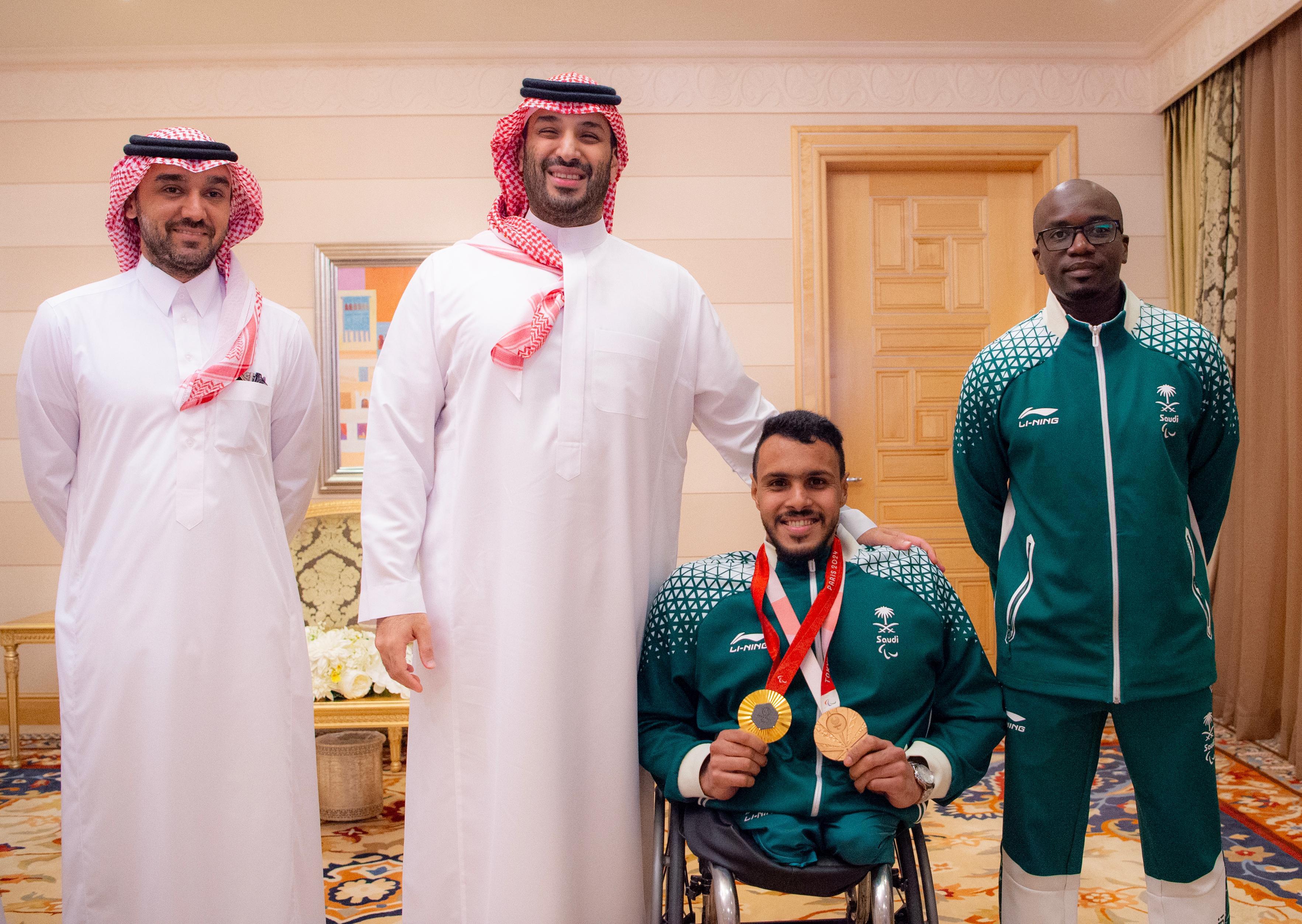 ولي العهد يستقبل لاعب المنتخب السعودي لألعاب القوى البارالمبية عبدالرحمن القرشي