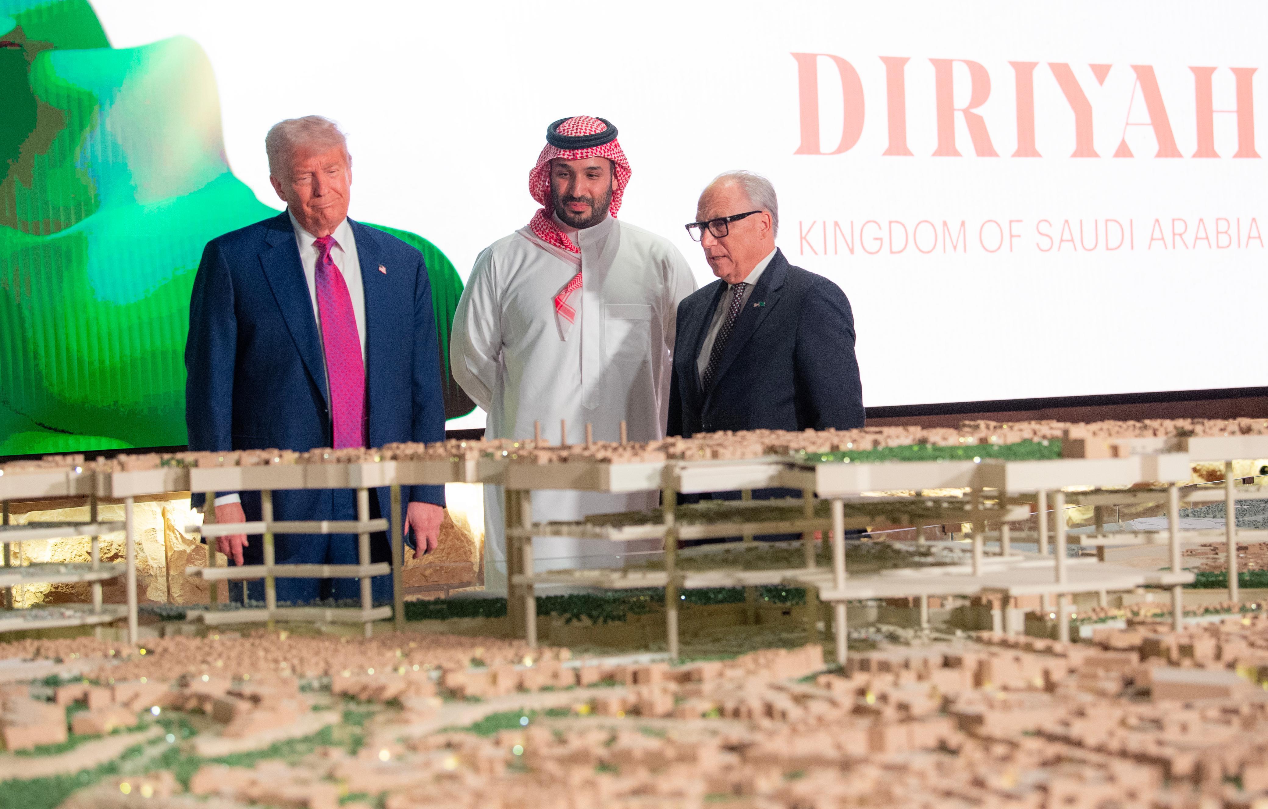 ولي العهد يصطحب الرئيس الأمريكي في جولة بحي الطريف التاريخي في الدرعية