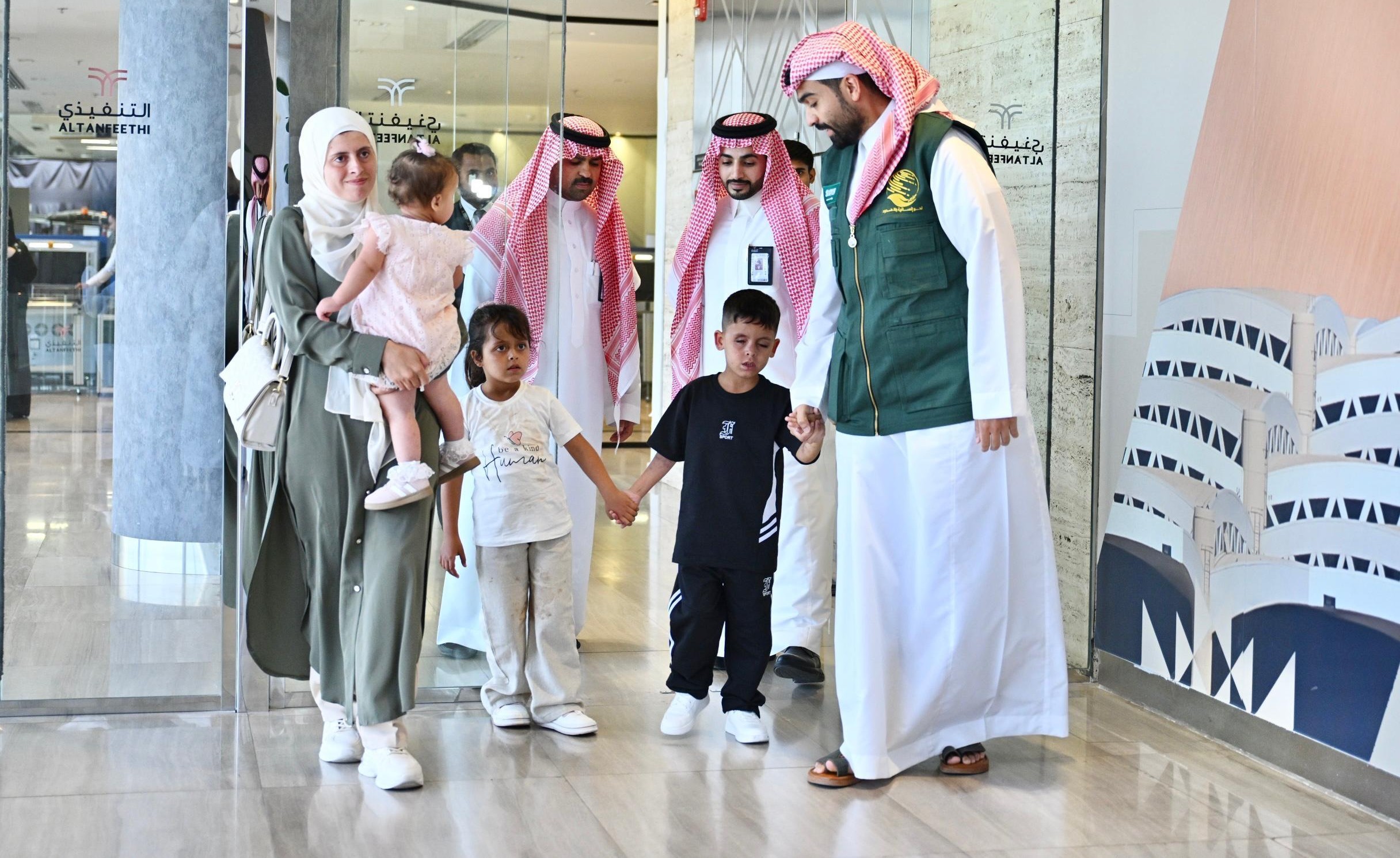 وصول الطفل الفلسطيني "محمد خالد حجازي" إلى المملكة لتلقي الرعاية الطبية اللازمة