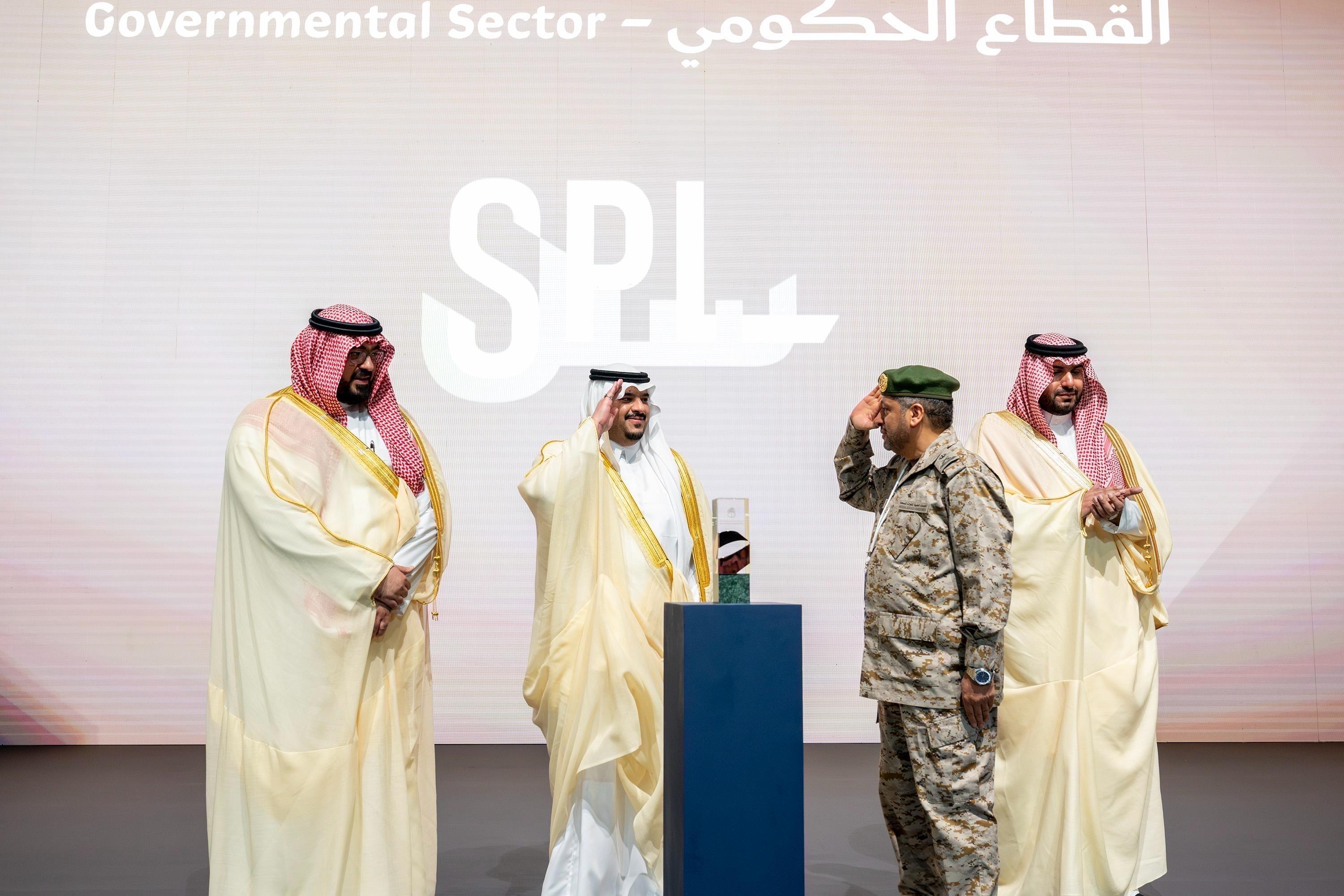 نائب أمير منطقة الرياض يكرّم المنشآت الفائزة بجائزة الملك عبدالعزيز للجودة في دورتها السابعة