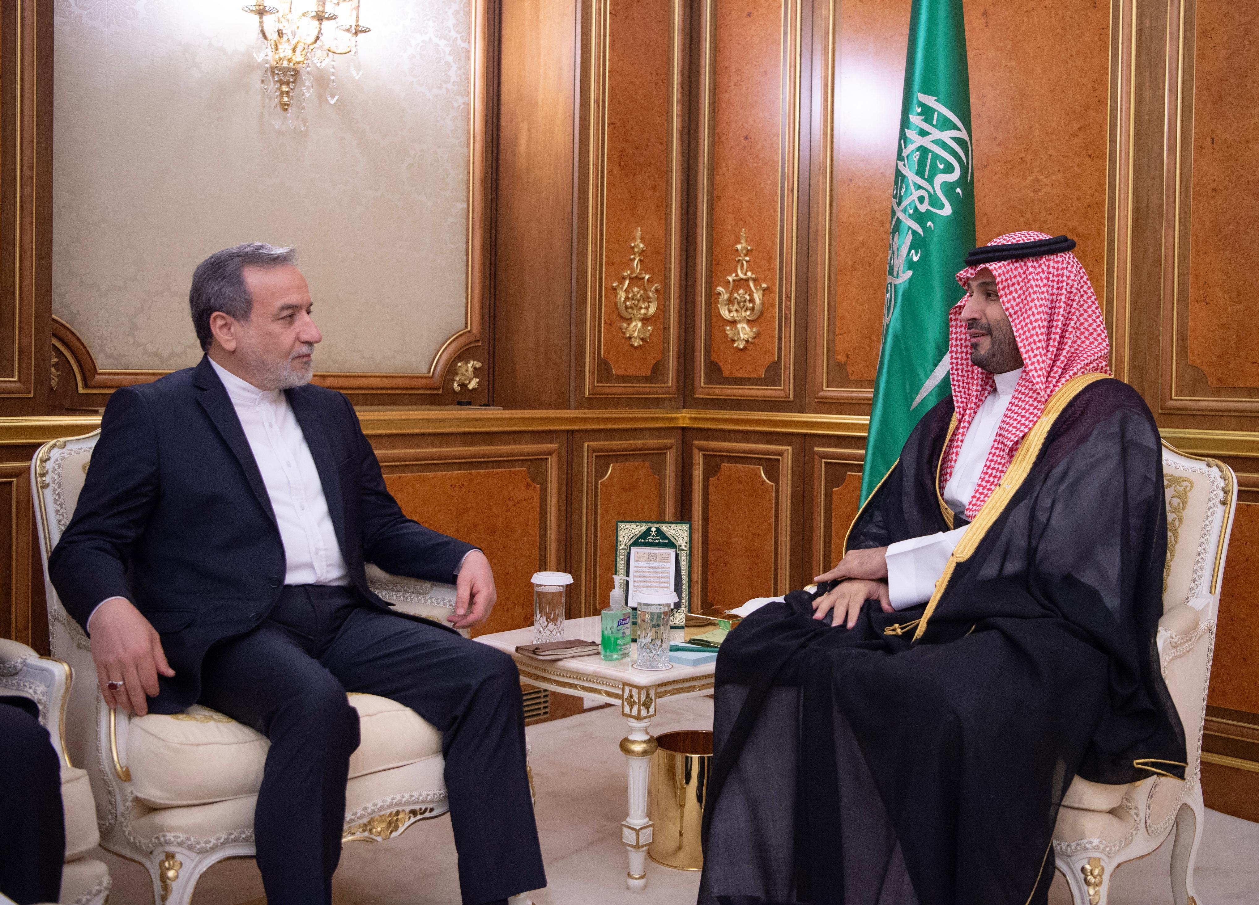 ولي العهد يلتقي وزير الخارجية الإيراني