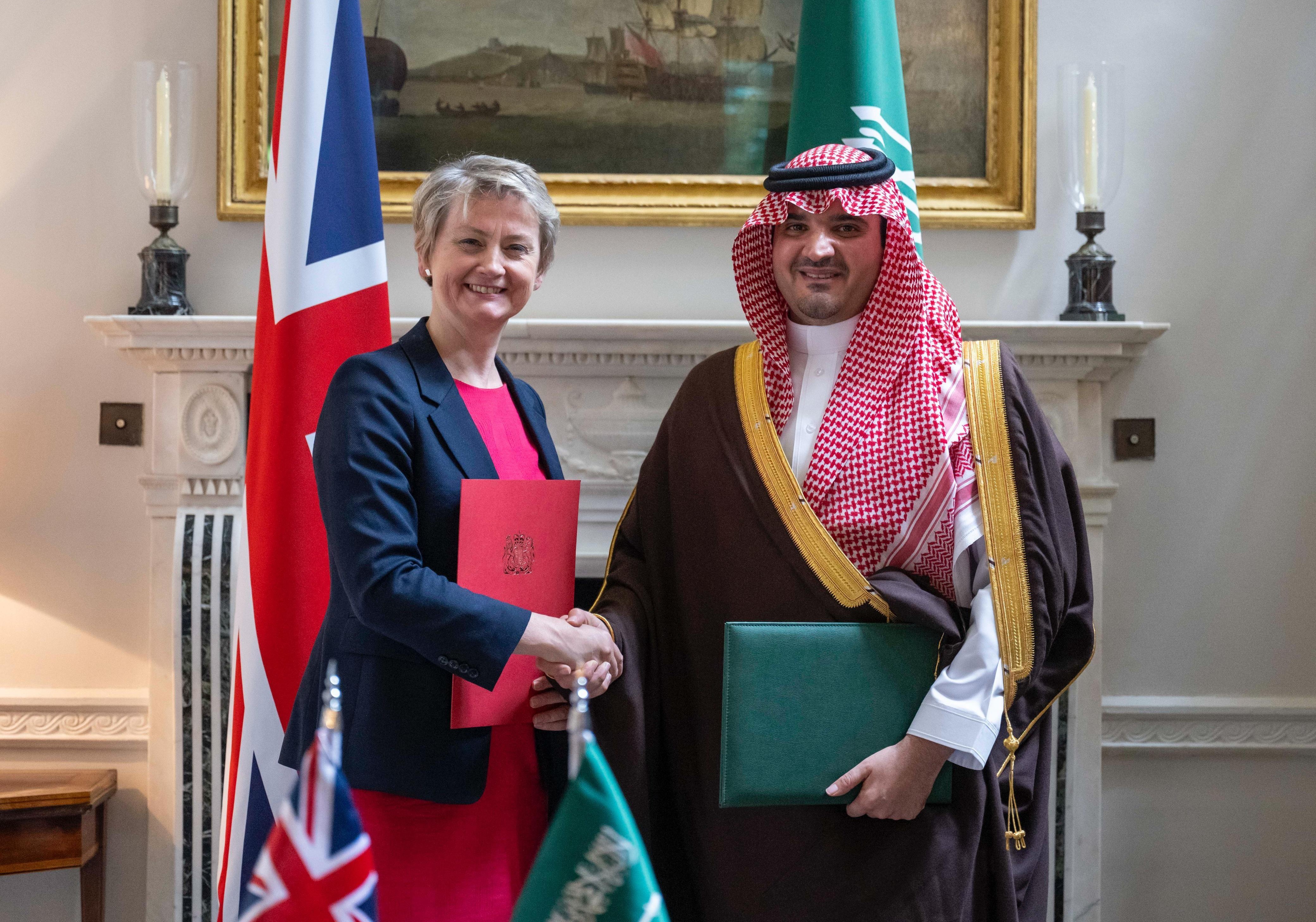 الأمير عبدالعزيز بن سعود يبحث مع وزيرة الداخلية البريطانية تعزيز التعاون بين البلدين