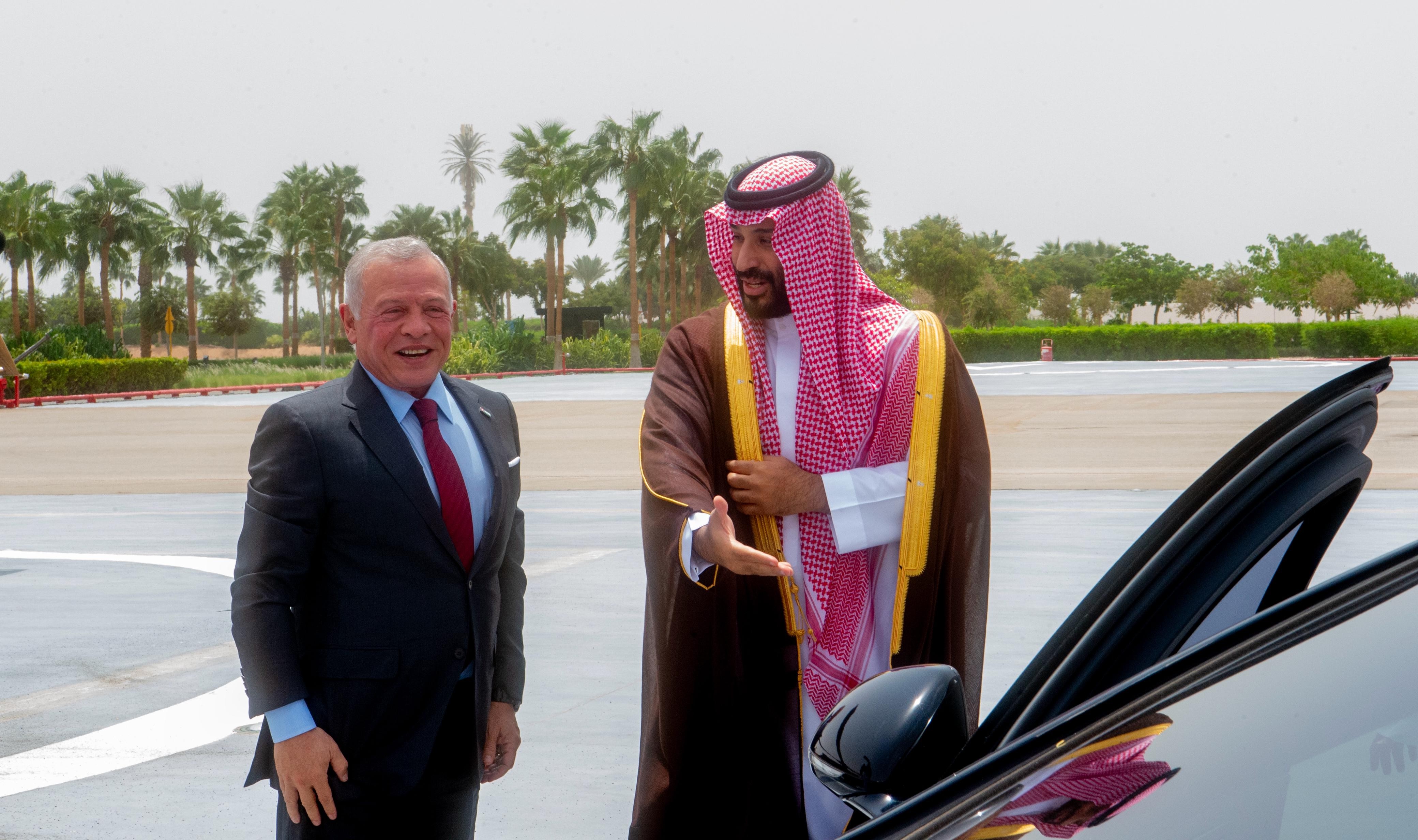 ملك الأردن يصل نيوم وولي العهد في مقدمة مستقبليه