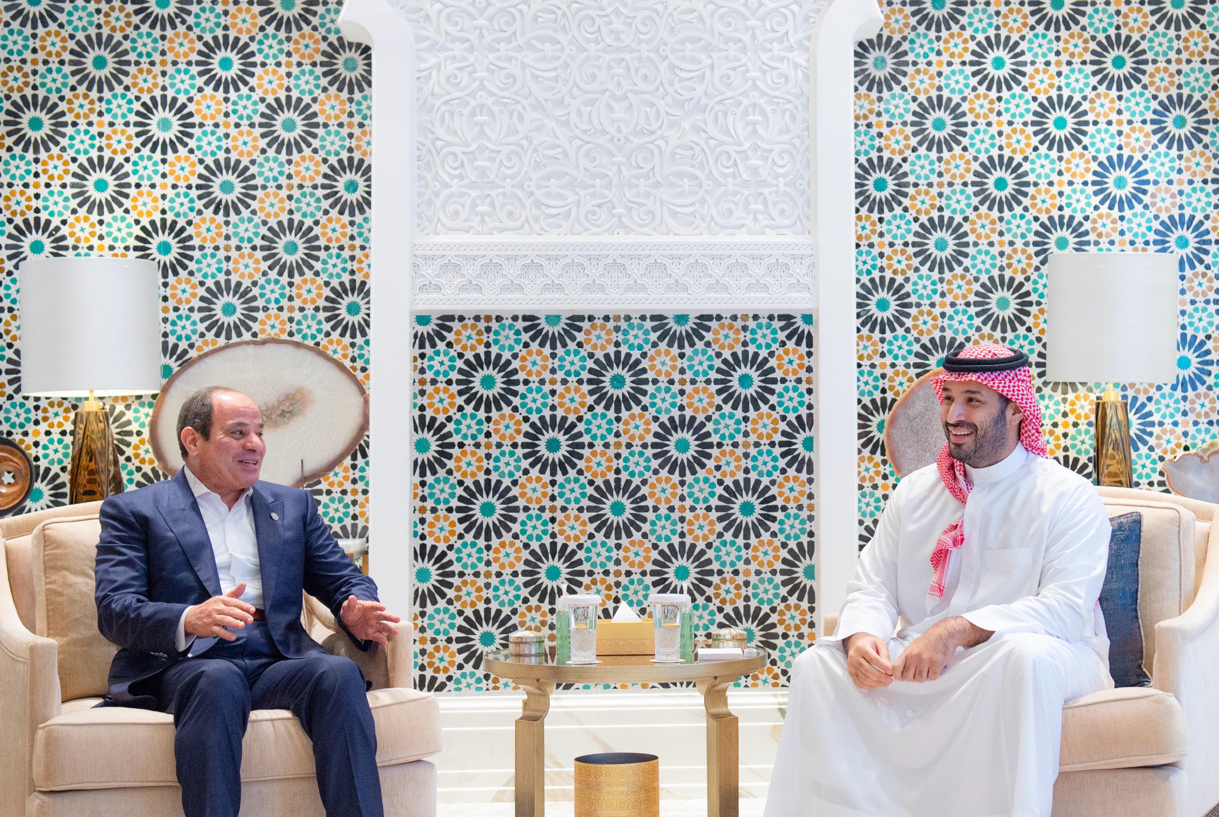 ولي العهد يستقبل الرئيس المصري في قصر نيوم
