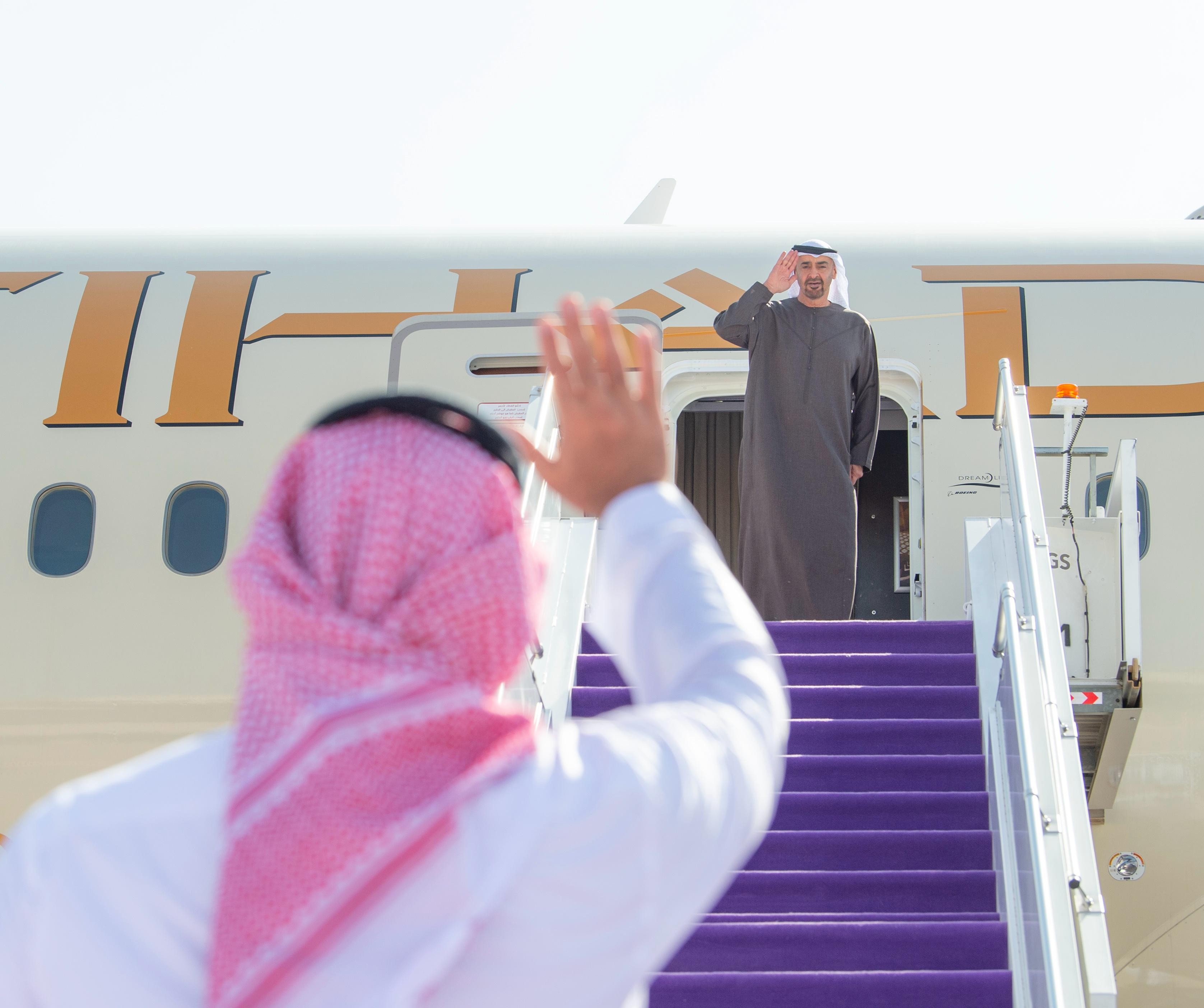 رئيس الإمارات يغادر الرياض وولي العهد في مقدمة مودعيه