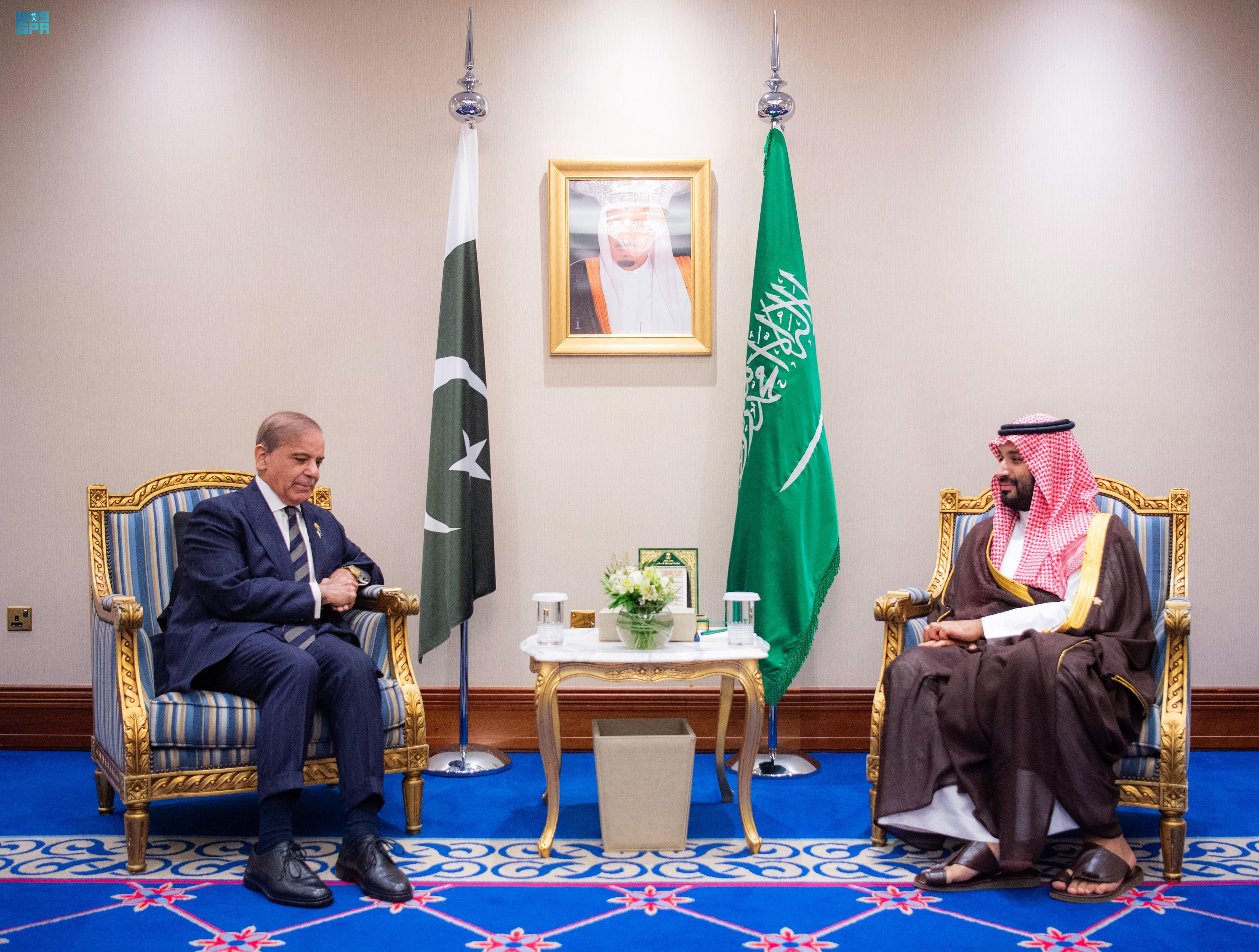 ولي العهد يلتقي رئيس وزراء باكستان