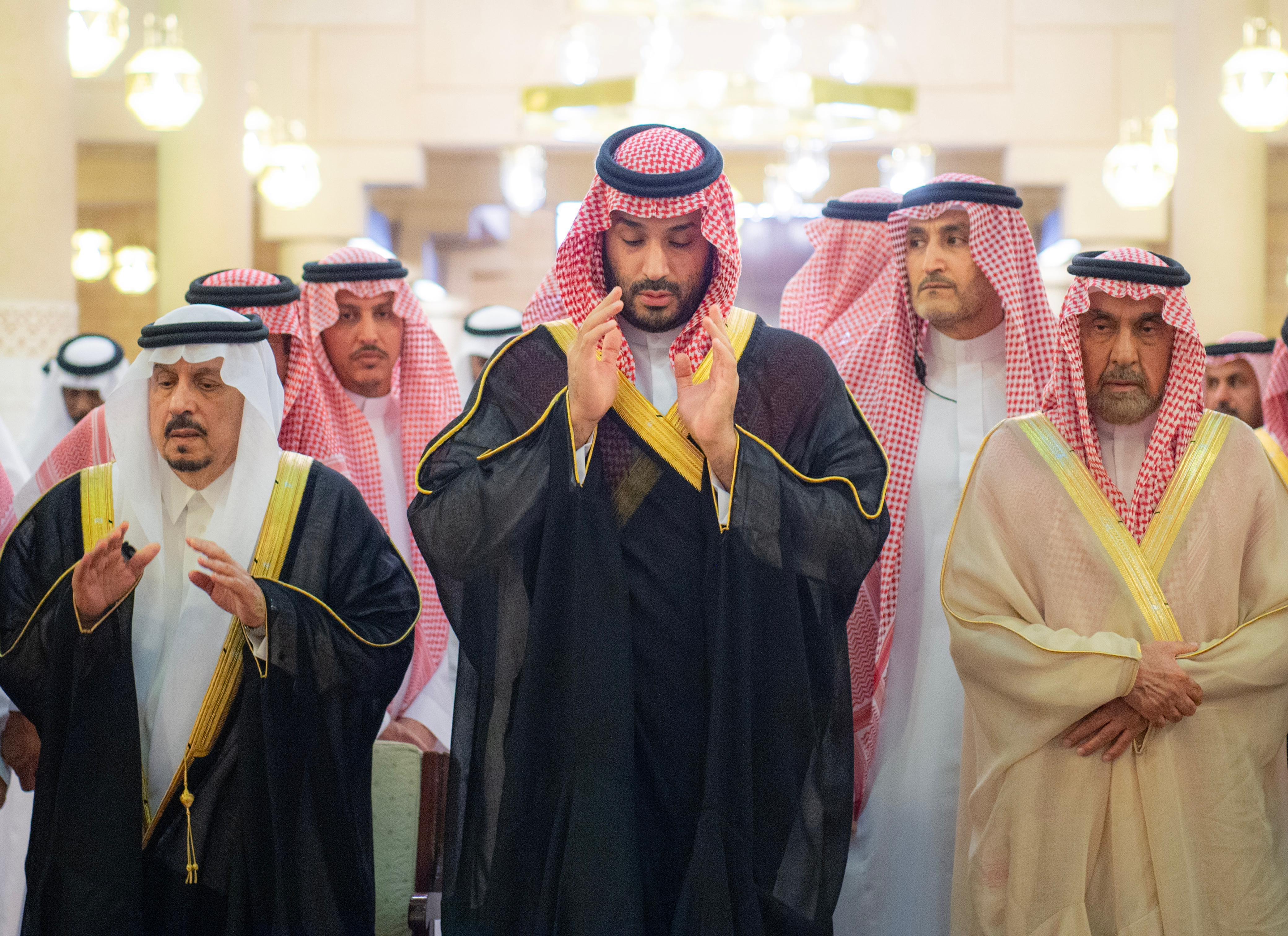 ولي العهد يؤدي صلاة الميت على سماحة الشيخ عبدالعزيز بن عبدالله آل الشيخ