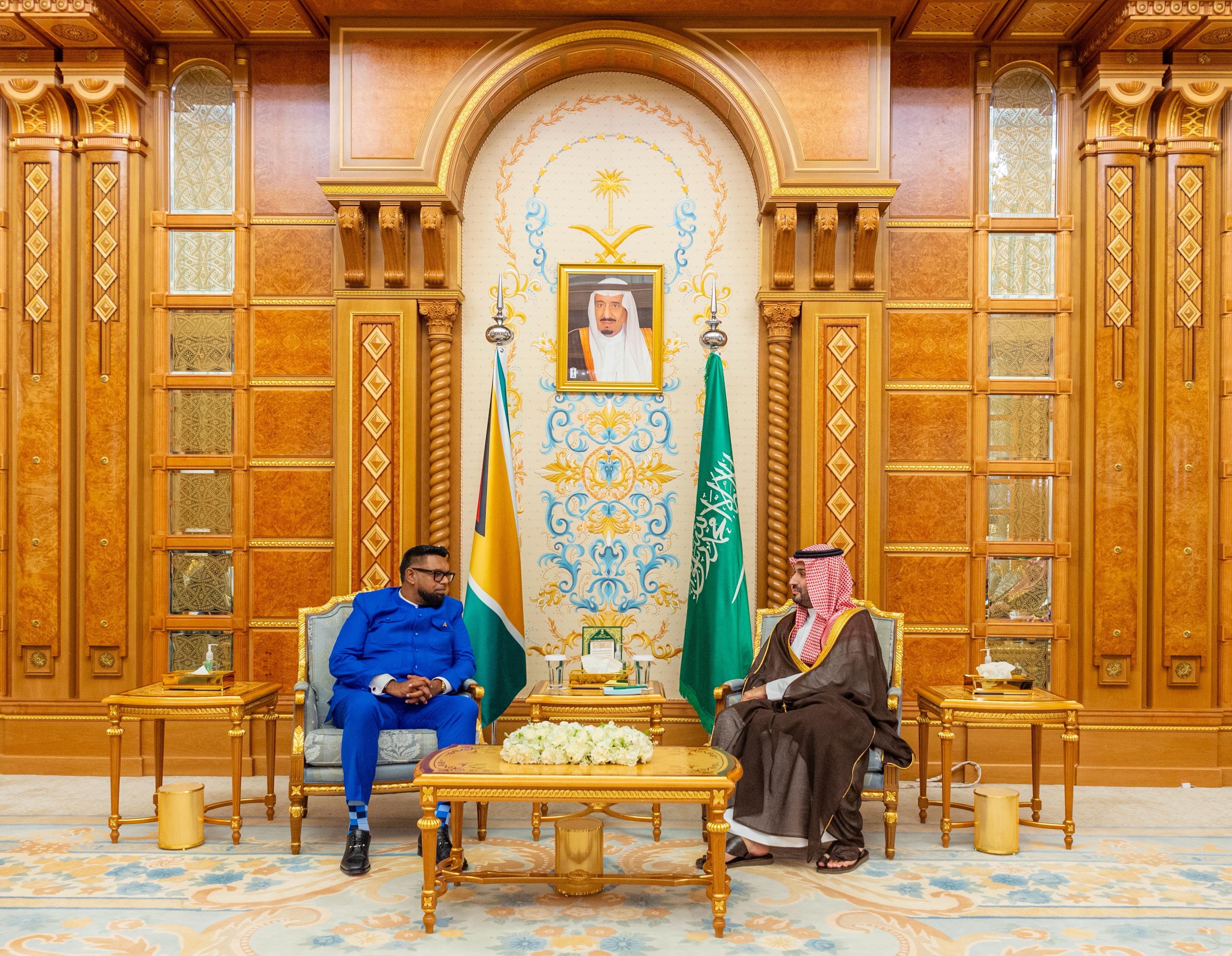 ولي العهد يلتقي رئيس جمهورية غويانا التعاونية