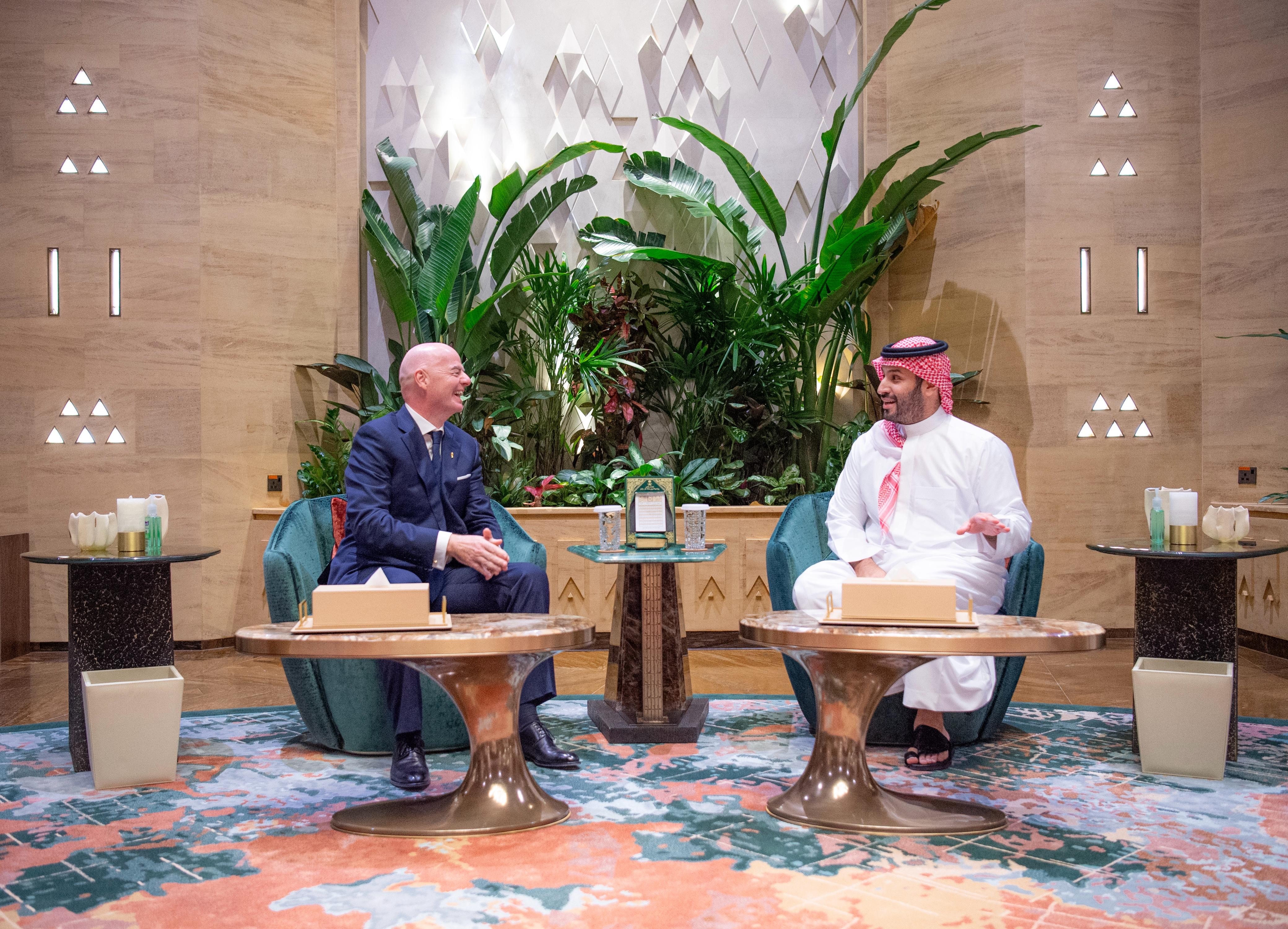  ولي العهد يلتقي رئيس الاتحاد الدولي لكرة القدم