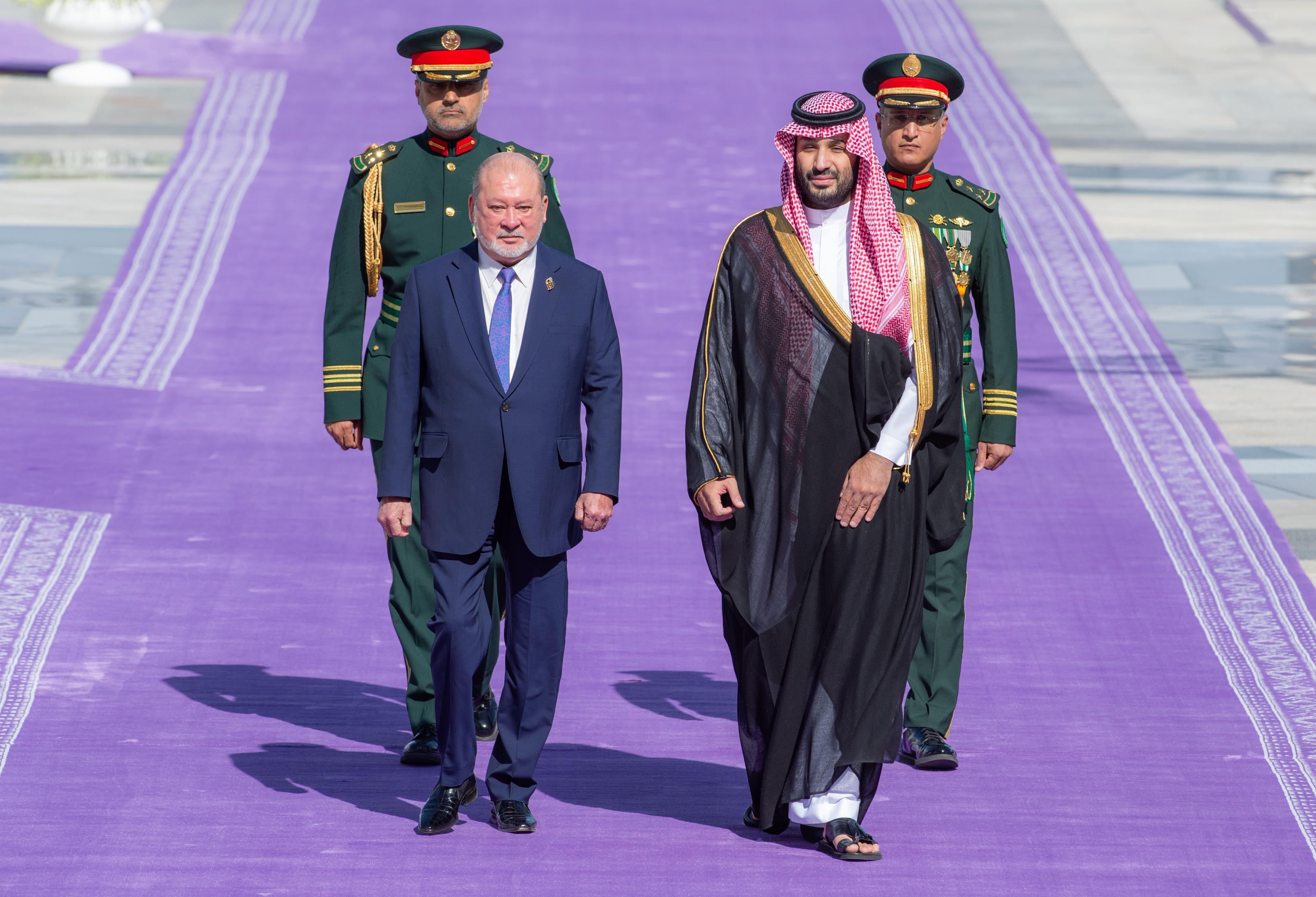 ولي العهد يستقبل ملك ماليزيا ويعقدان جلسة مباحثات رسمية