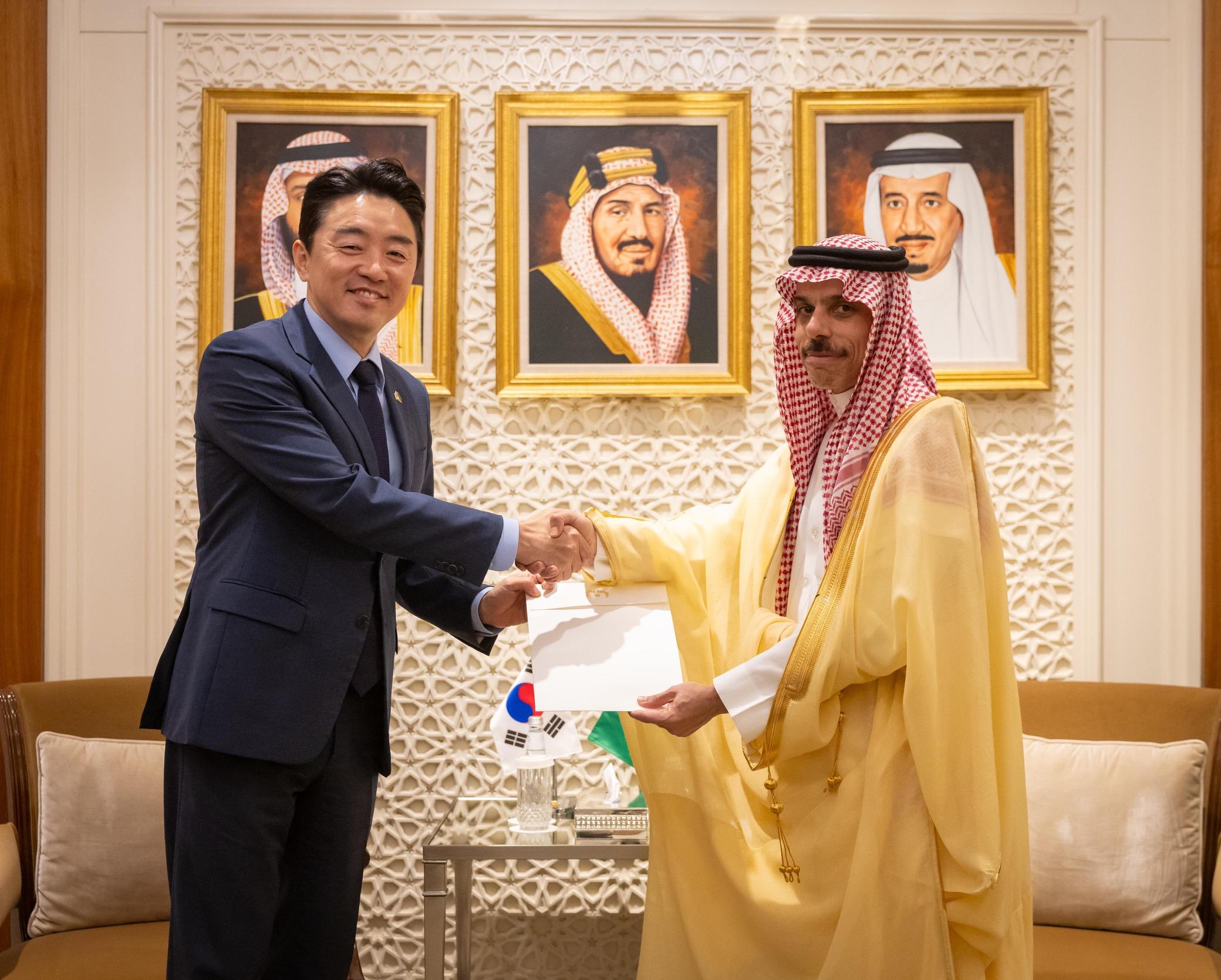 ولي العهد يتلقى رسالة خطية من رئيس جمهورية كوريا