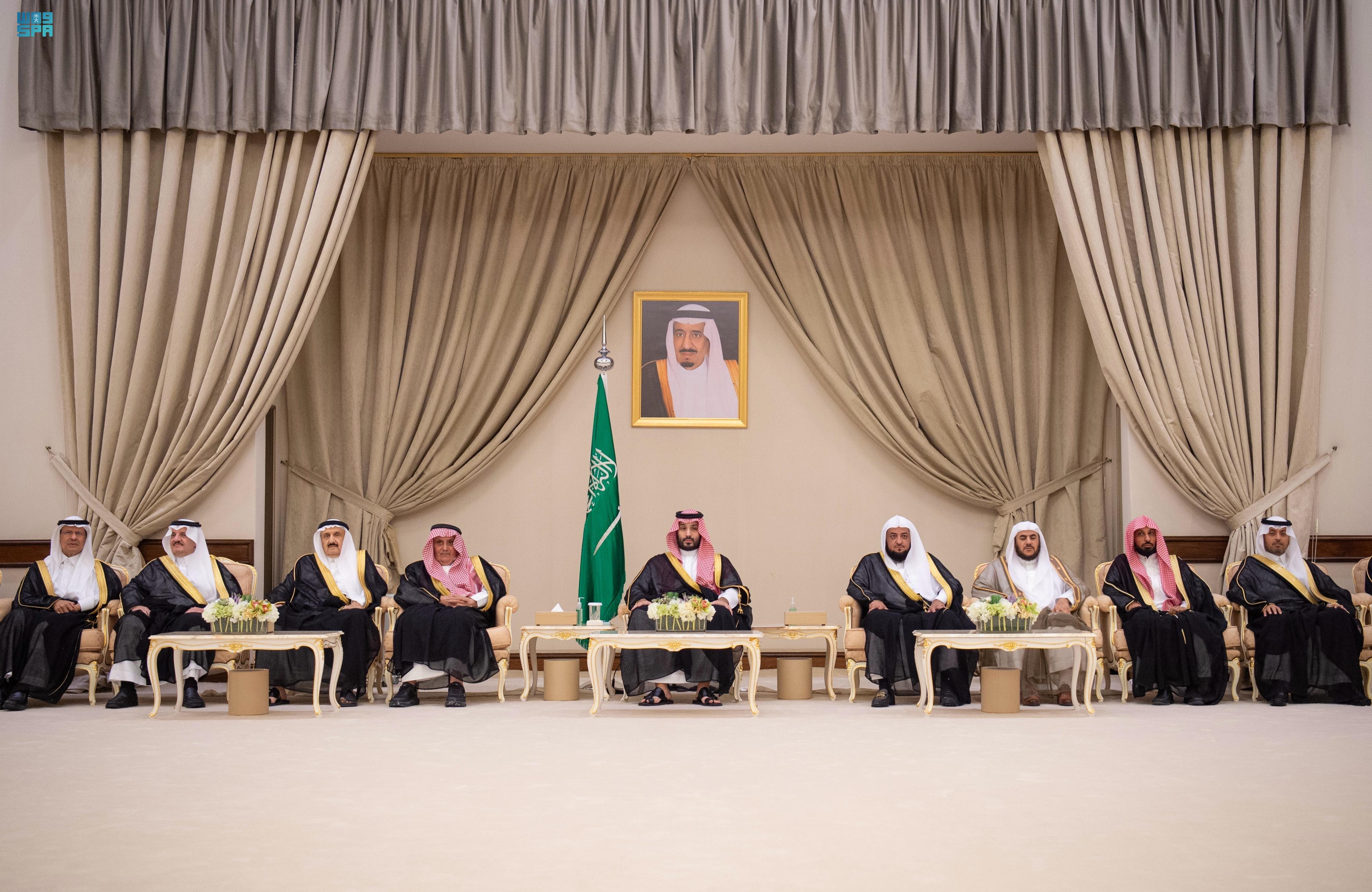 ولي العهد يستقبل أمراء وعلماء وجمعا من المواطنين