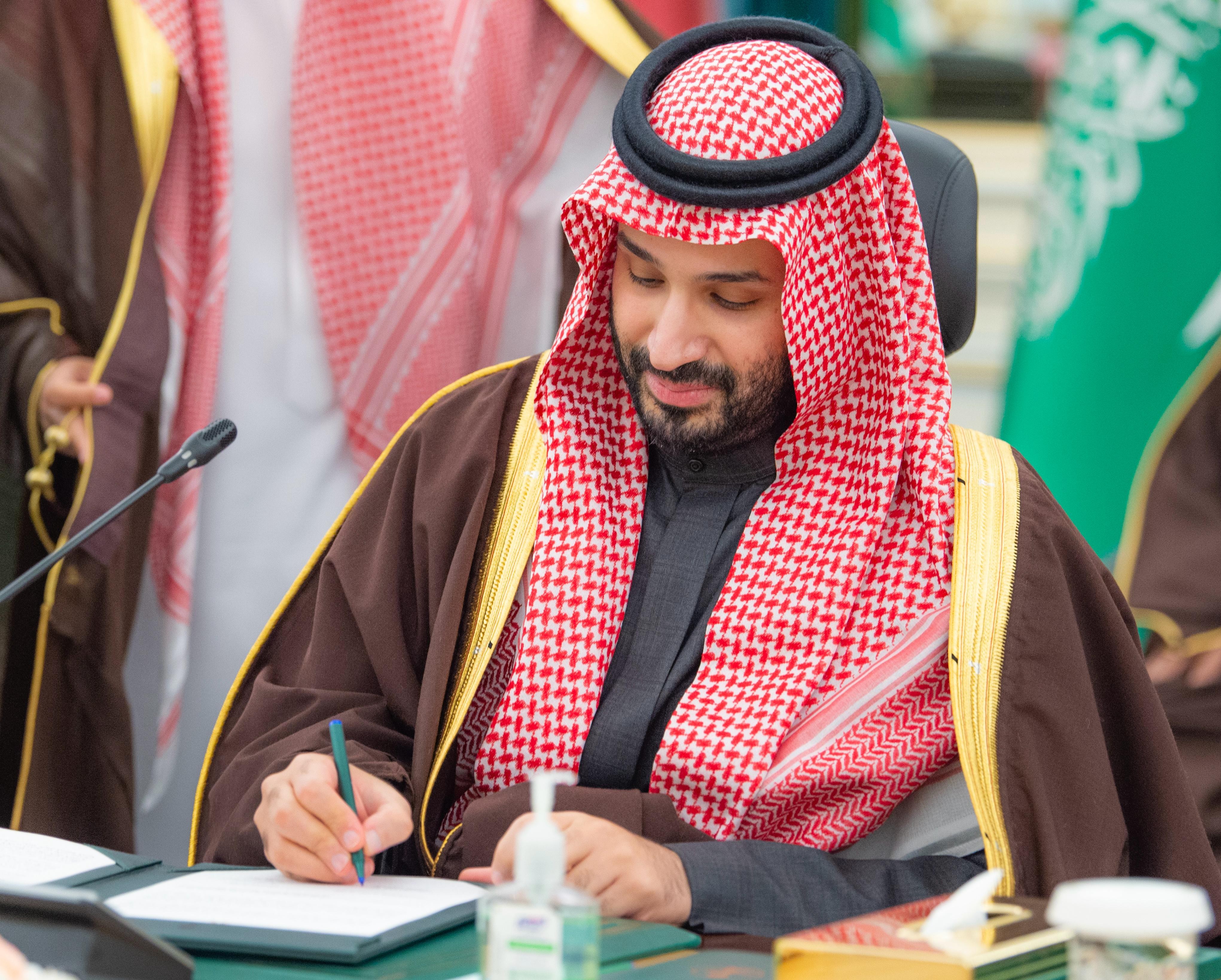 ولي العهد وأمير قطر يشهدان توقيع اتفاقية تنفيذ مشروع قطار السعودية - قطر السريع