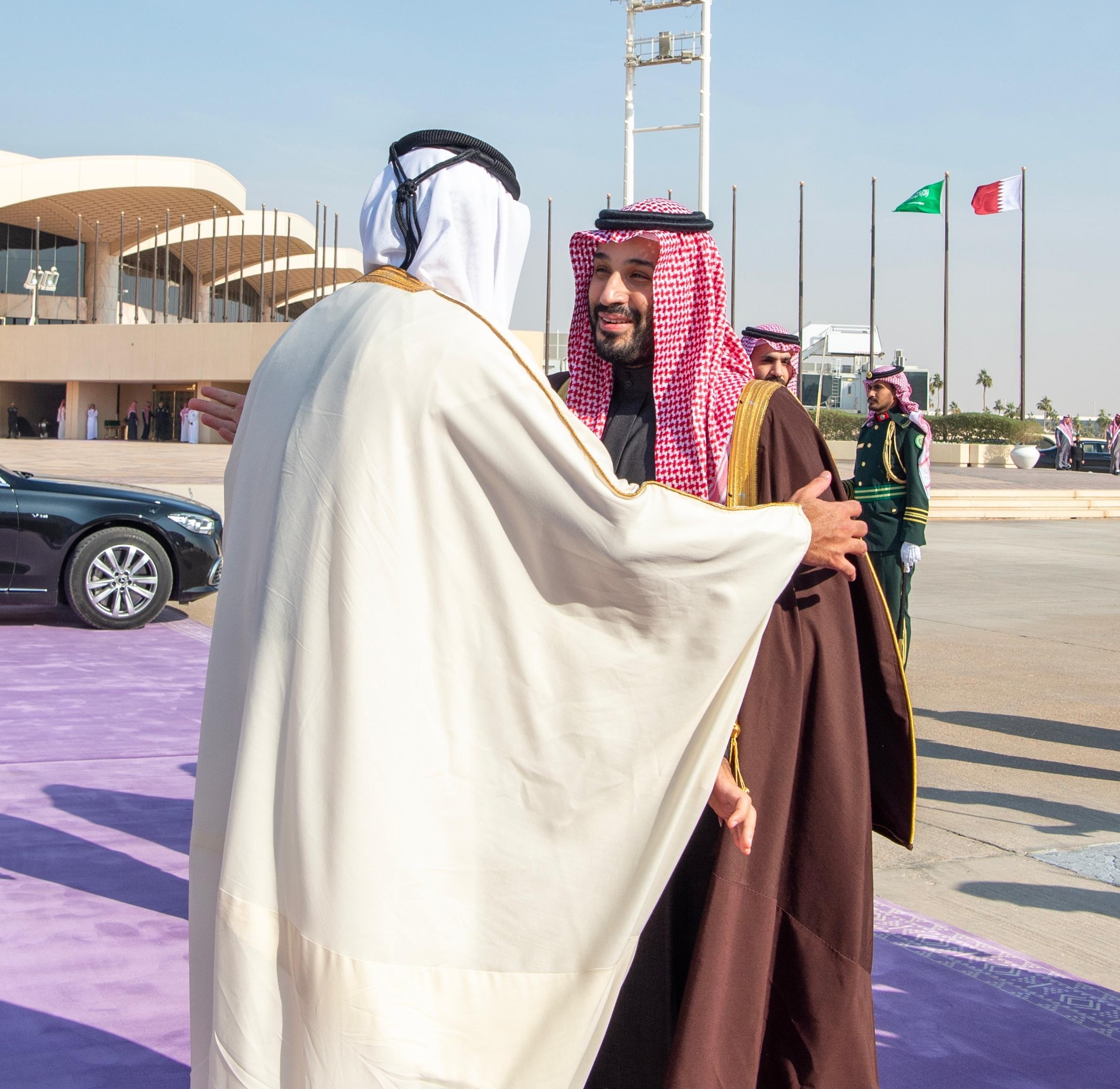 ولي العهد يودع أمير قطر