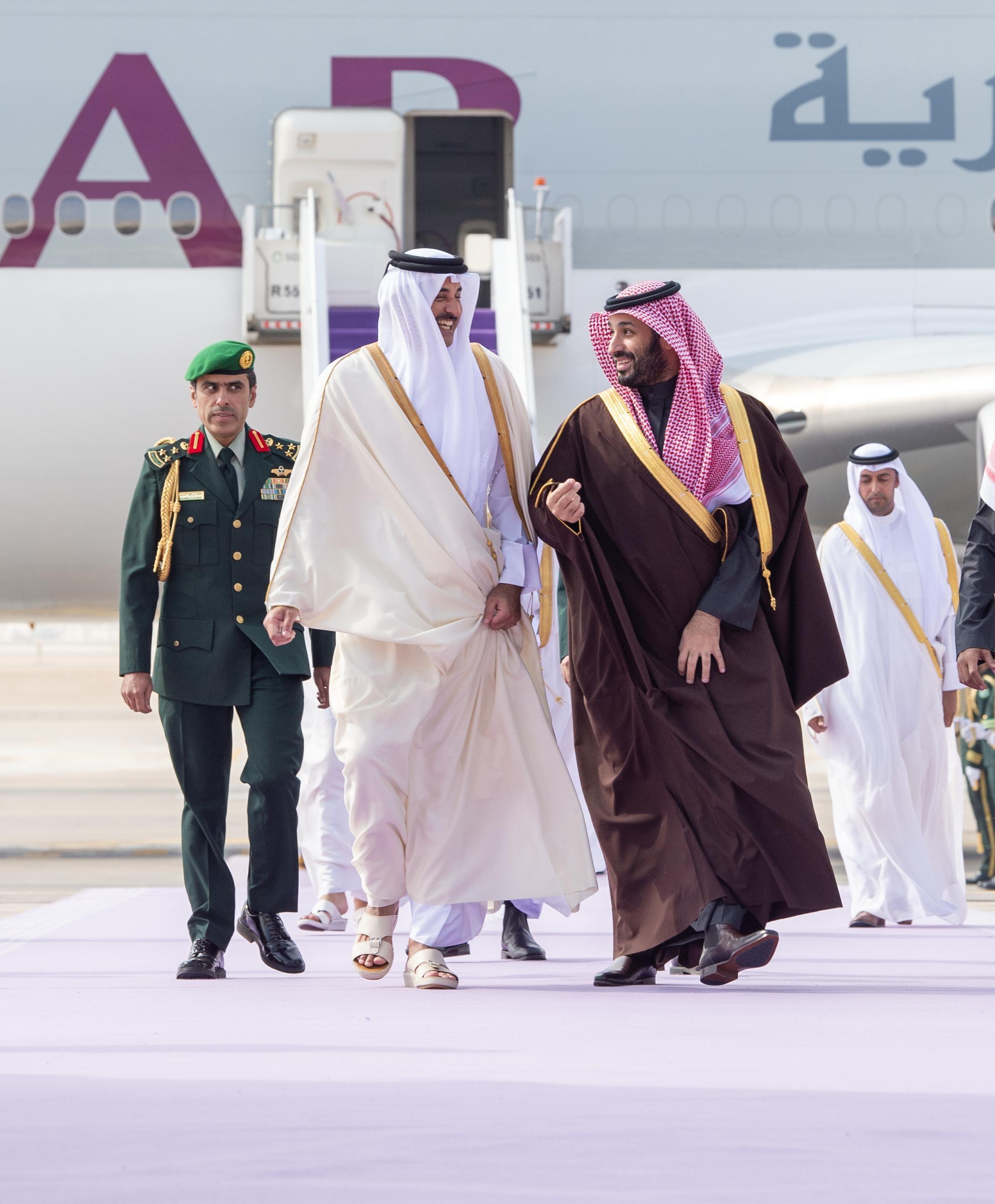 ولي العهد يستقبل أمير دولة قطر