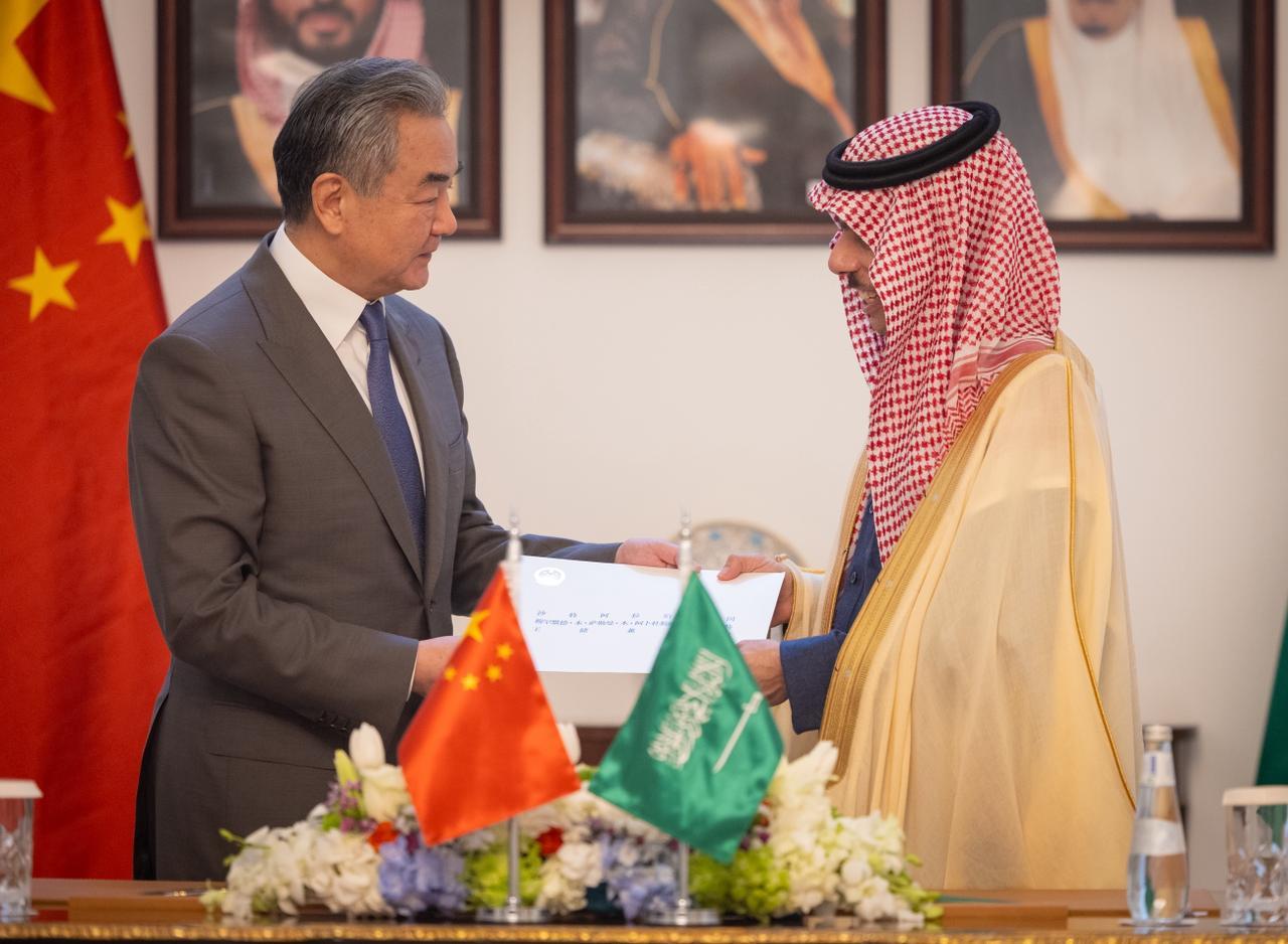 ولي العهد يتلقى رسالة خطية من رئيس جمهورية الصين الشعبية
