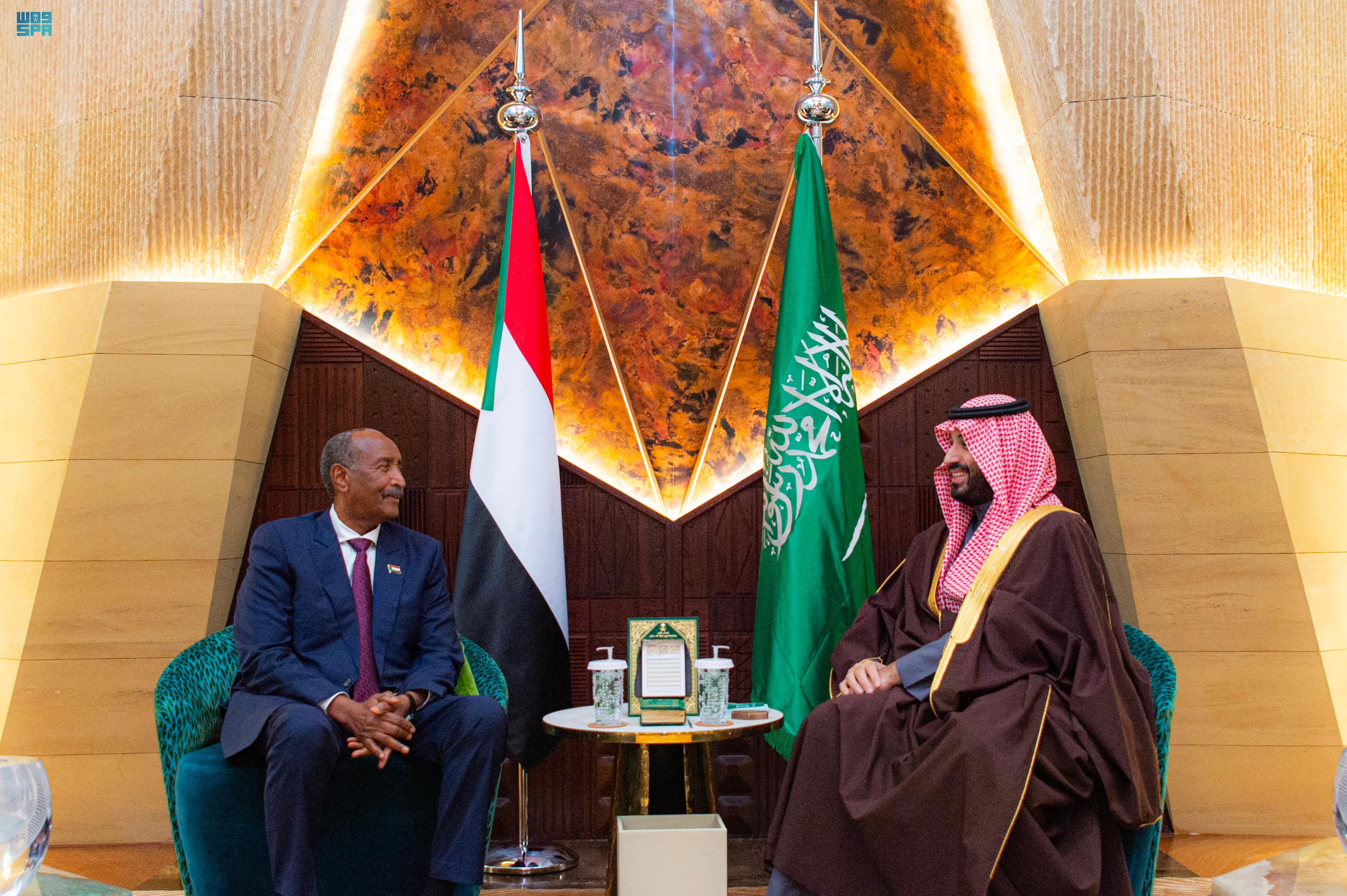 ولي العهد يلتقي رئيس مجلس السيادة الانتقالي في السودان