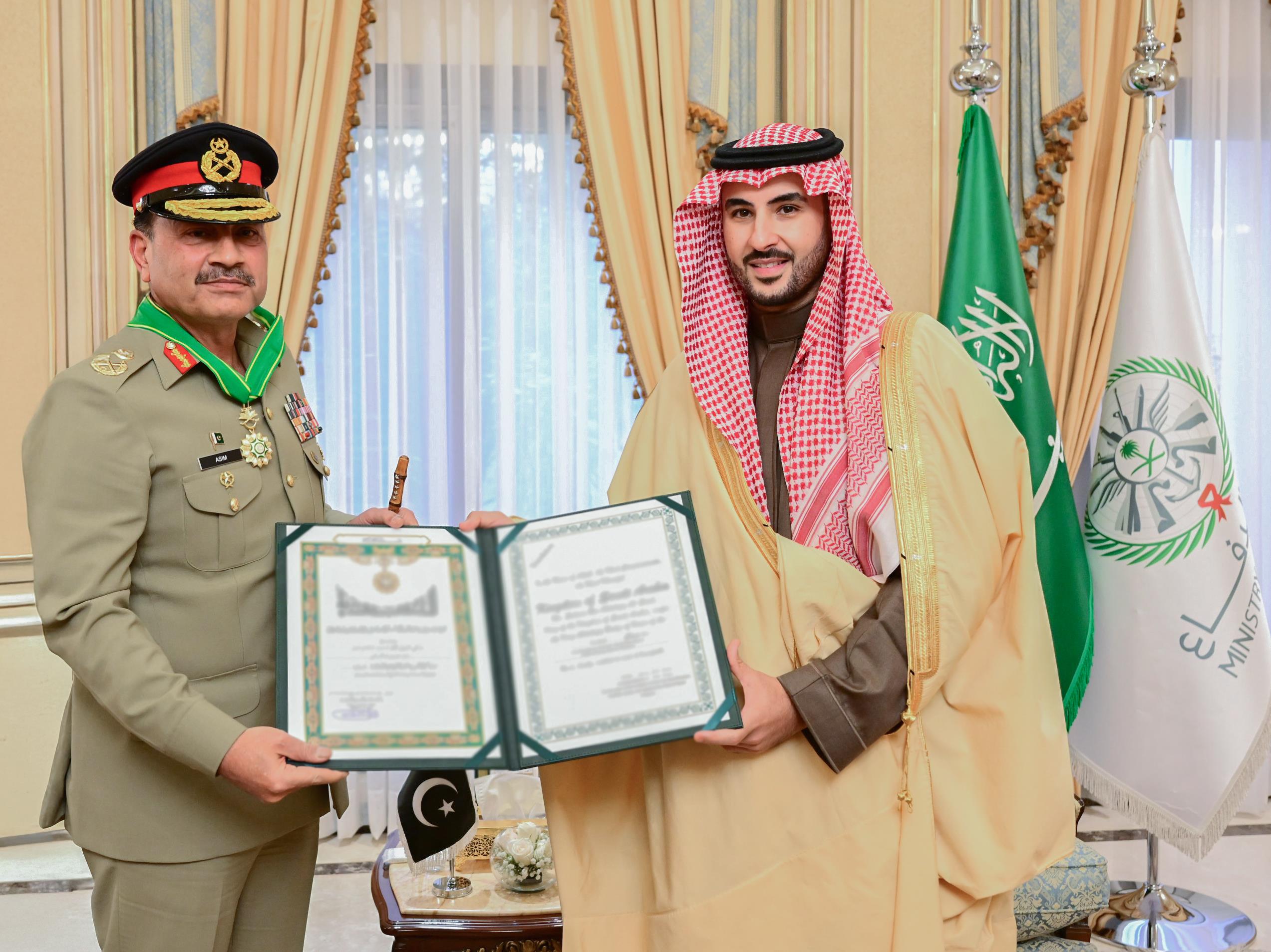 وزير الدفاع يُقلّد قائد الجيش الباكستاني وسام الملك عبدالعزيز من الدرجة الممتازة