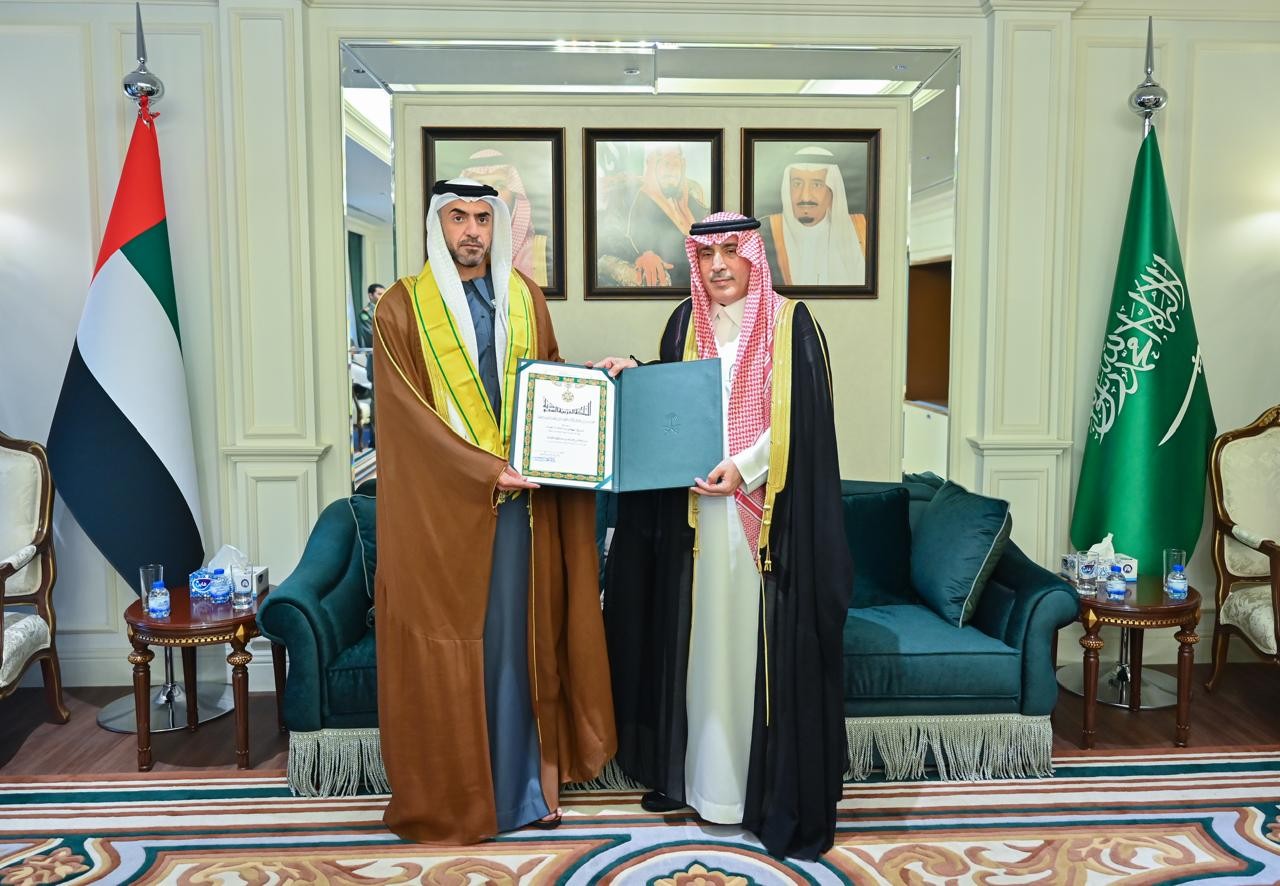 سفير المملكة لدى الإمارات يُقلّد الشيخ نهيان بن سيف آل نهيان وشاح الملك عبدالعزيز من الطبقة الثانية