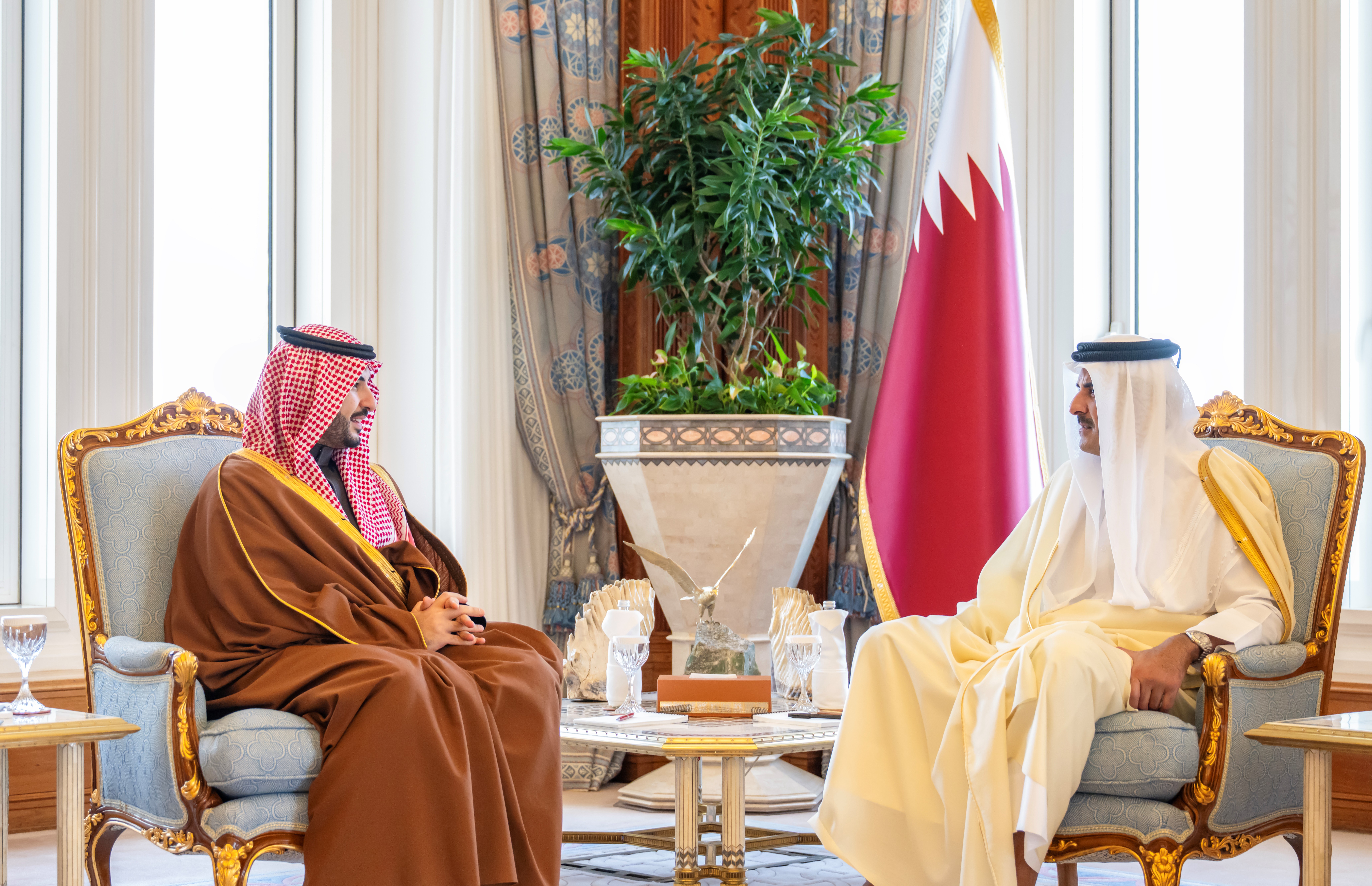 وزير الدفاع يلتقي أمير دولة قطر
