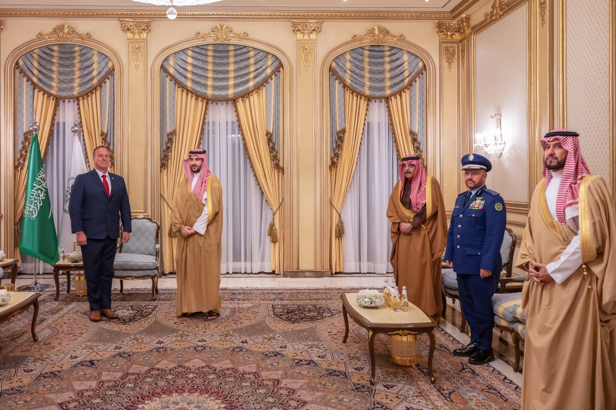 وزير الدفاع يُقلد قائد القيادة المركزية الأمريكية السابق وسام الملك عبدالعزيز من الدرجة الممتازة