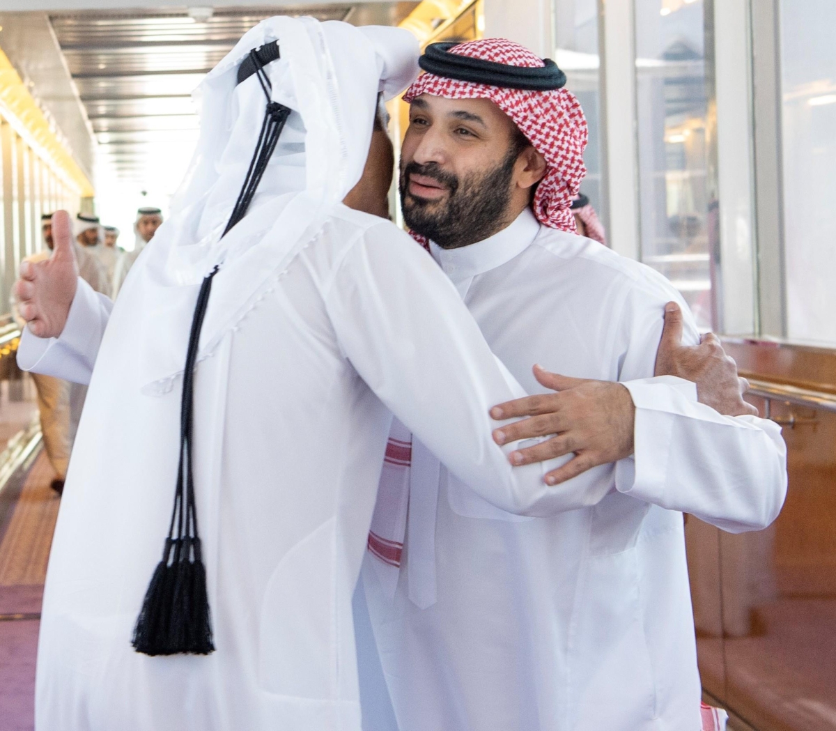 ولي العهد يودع أمير قطر