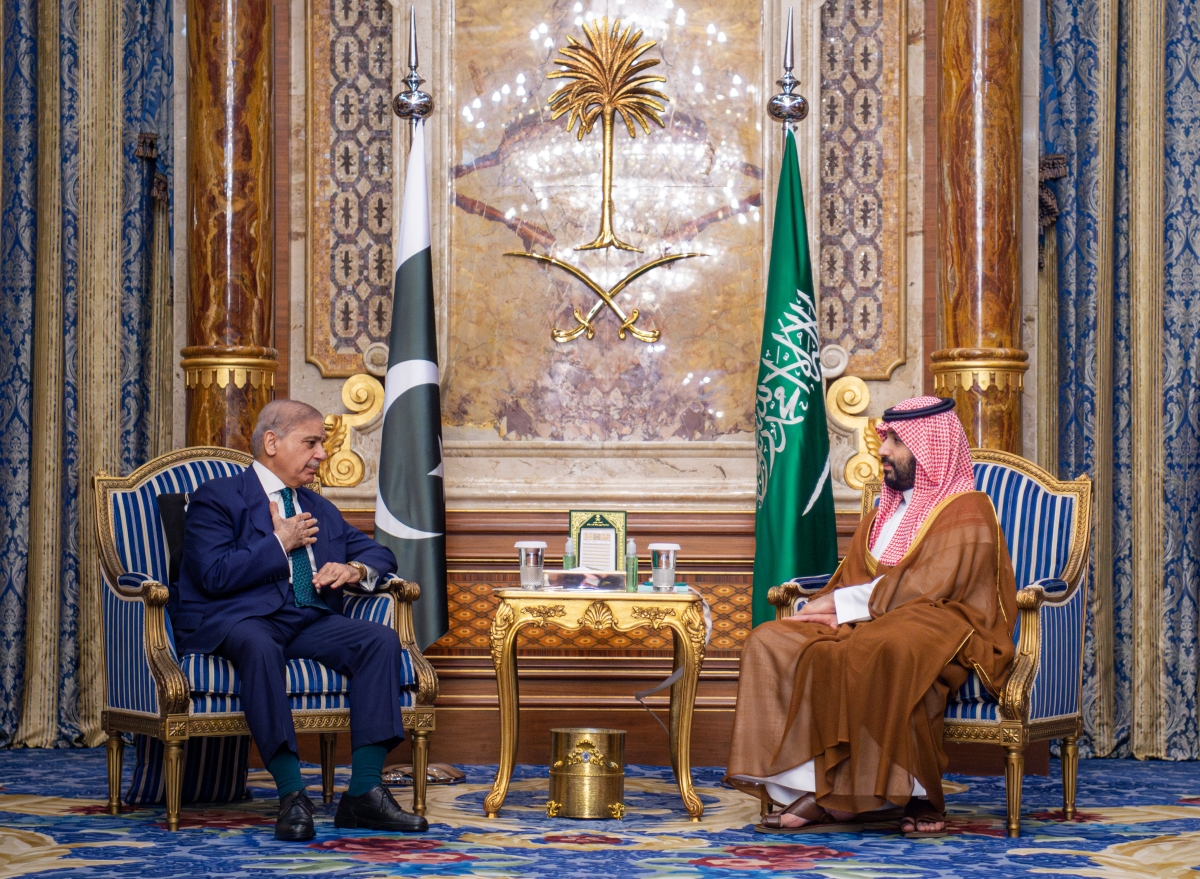 ولي العهد يلتقي رئيس الوزراء الباكستاني