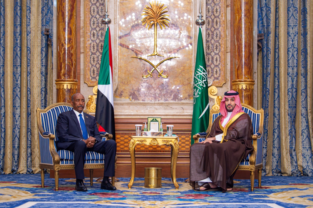 ولي العهد يلتقي رئيس مجلس السيادة الانتقالي في جمهورية السودان