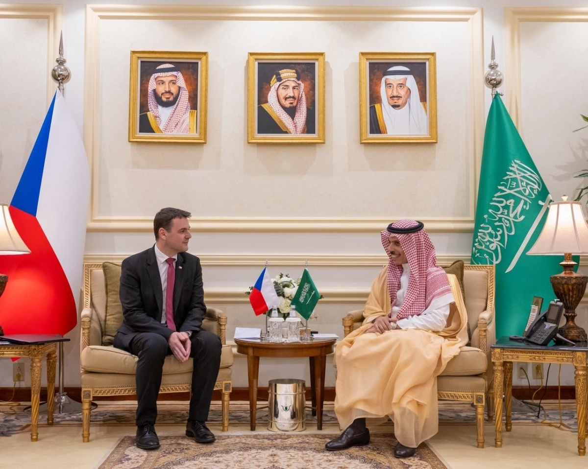 ولي العهد يتلقى رسالة خطية من رئيس وزراء التشيك