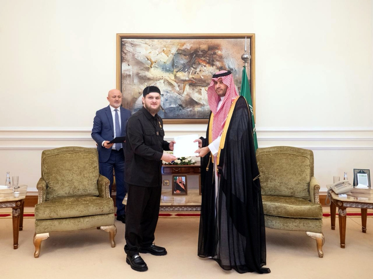 ولي العهد يتلقى رسالة خطية من رئيس جمهورية الشيشان