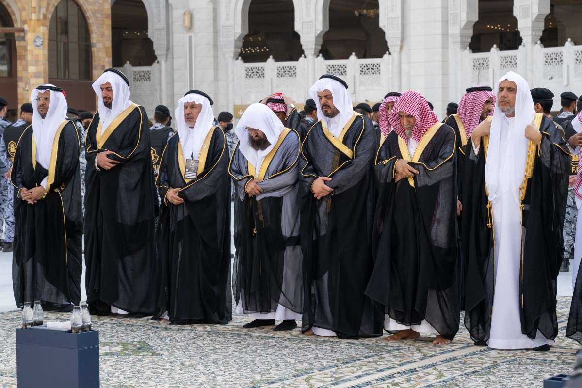 نائب أمير منطقة مكة المكرمة يتشرف بغسل الكعبة المشرفة