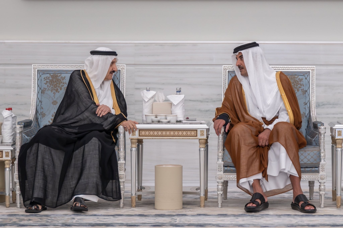الأمير منصور بن متعب ينقل تعازي القيادة لأمير قطر