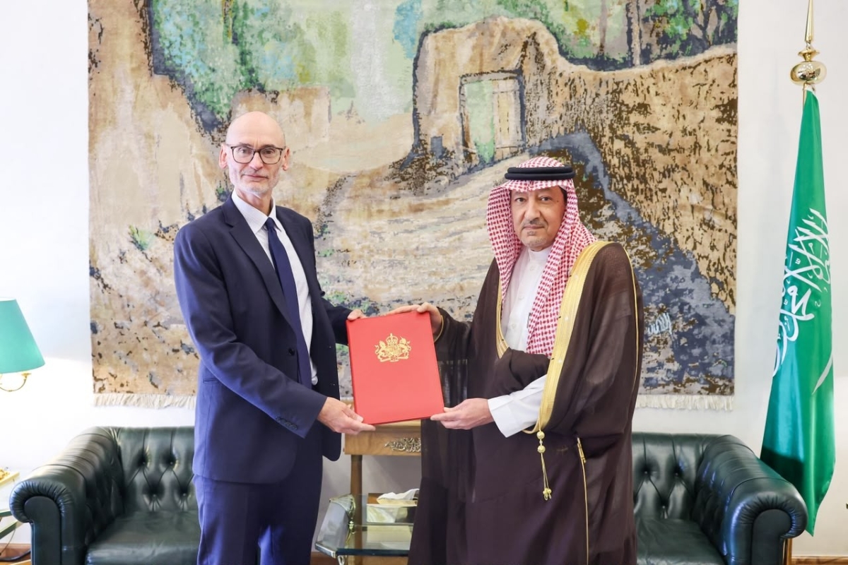 ولي العهد يتلقى رسالة خطية من رئيس وزراء بريطانيا