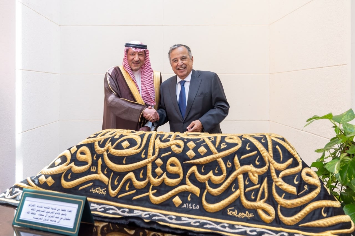 نائب وزير الخارجية يسلّم الأمين العام لجامعة الدول العربية قطعة من كسوة الكعبة المشرَّفة