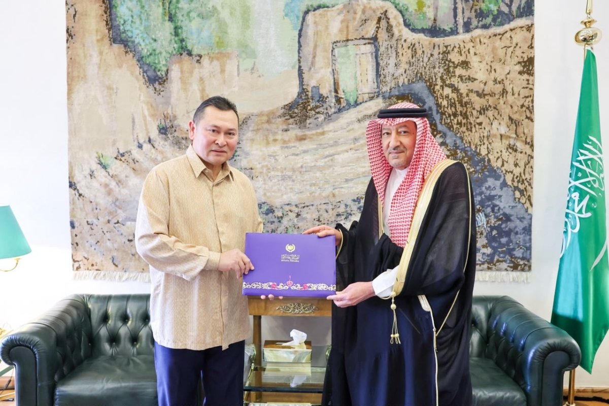 خادم الحرمين الشريفين وولي العهد يتلقيان رسالتين خطيتين من ملك ماليزيا
